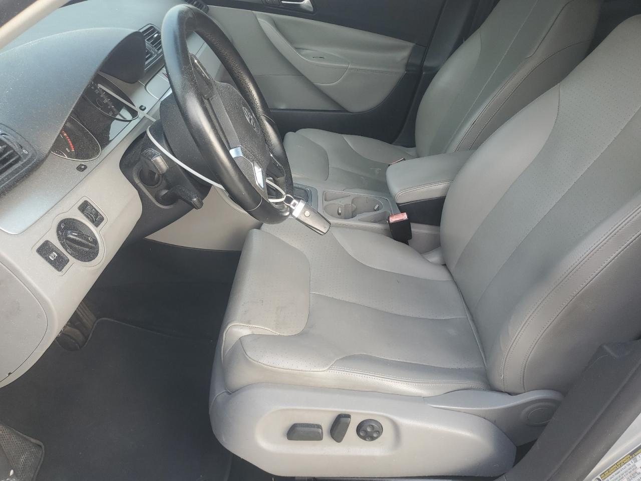 2010 Volkswagen Passat Komfort Silver vin: WVWJK7AN3AE141182