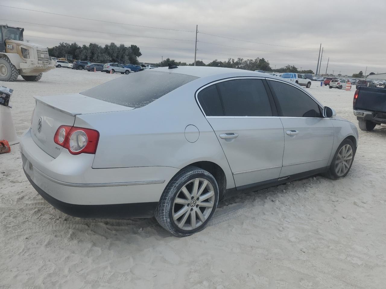 2010 Volkswagen Passat Komfort Silver vin: WVWJK7AN3AE141182