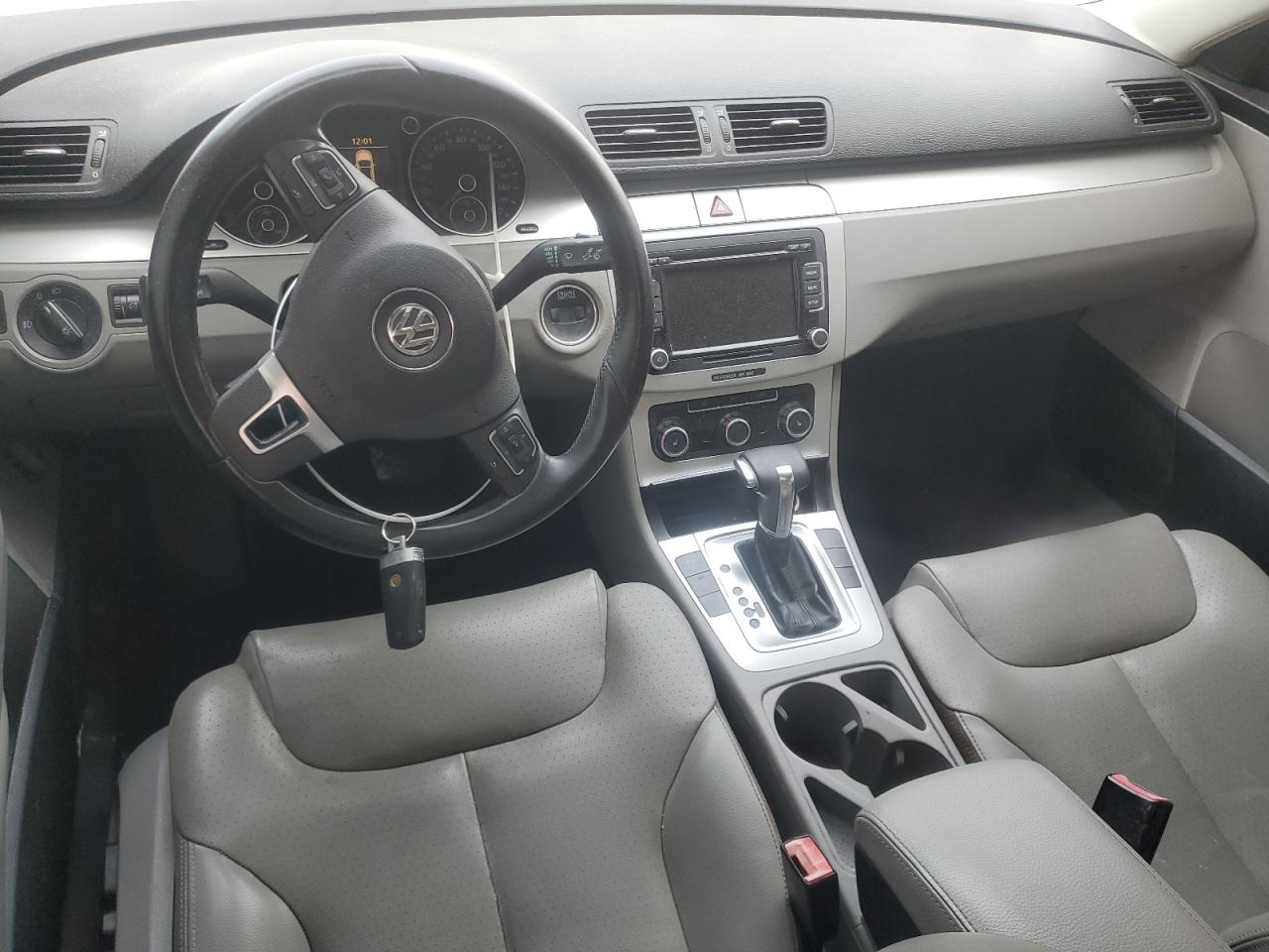 2010 Volkswagen Passat Komfort Silver vin: WVWJK7AN3AE141182