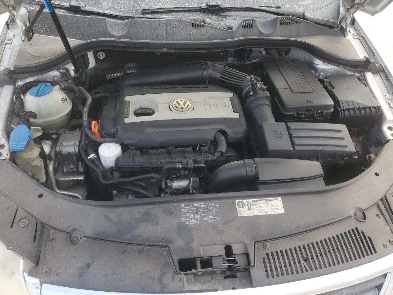 2010 Volkswagen Passat Komfort Silver vin: WVWJK7AN3AE141182