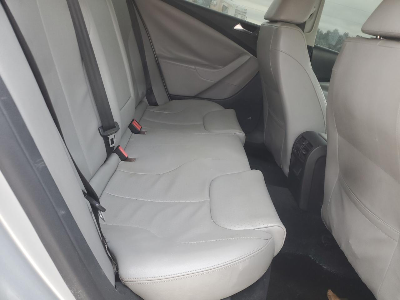2010 Volkswagen Passat Komfort Silver vin: WVWJK7AN3AE141182