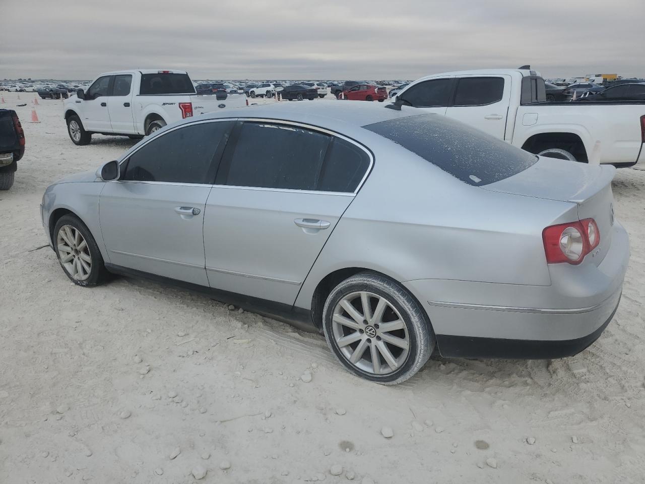 2010 Volkswagen Passat Komfort Silver vin: WVWJK7AN3AE141182