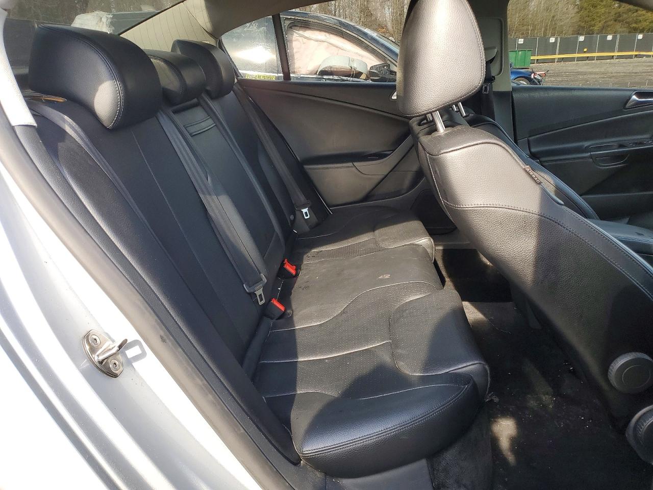 2010 Volkswagen Passat Komfort Серебряный vin: WVWJK7AN4AE061390