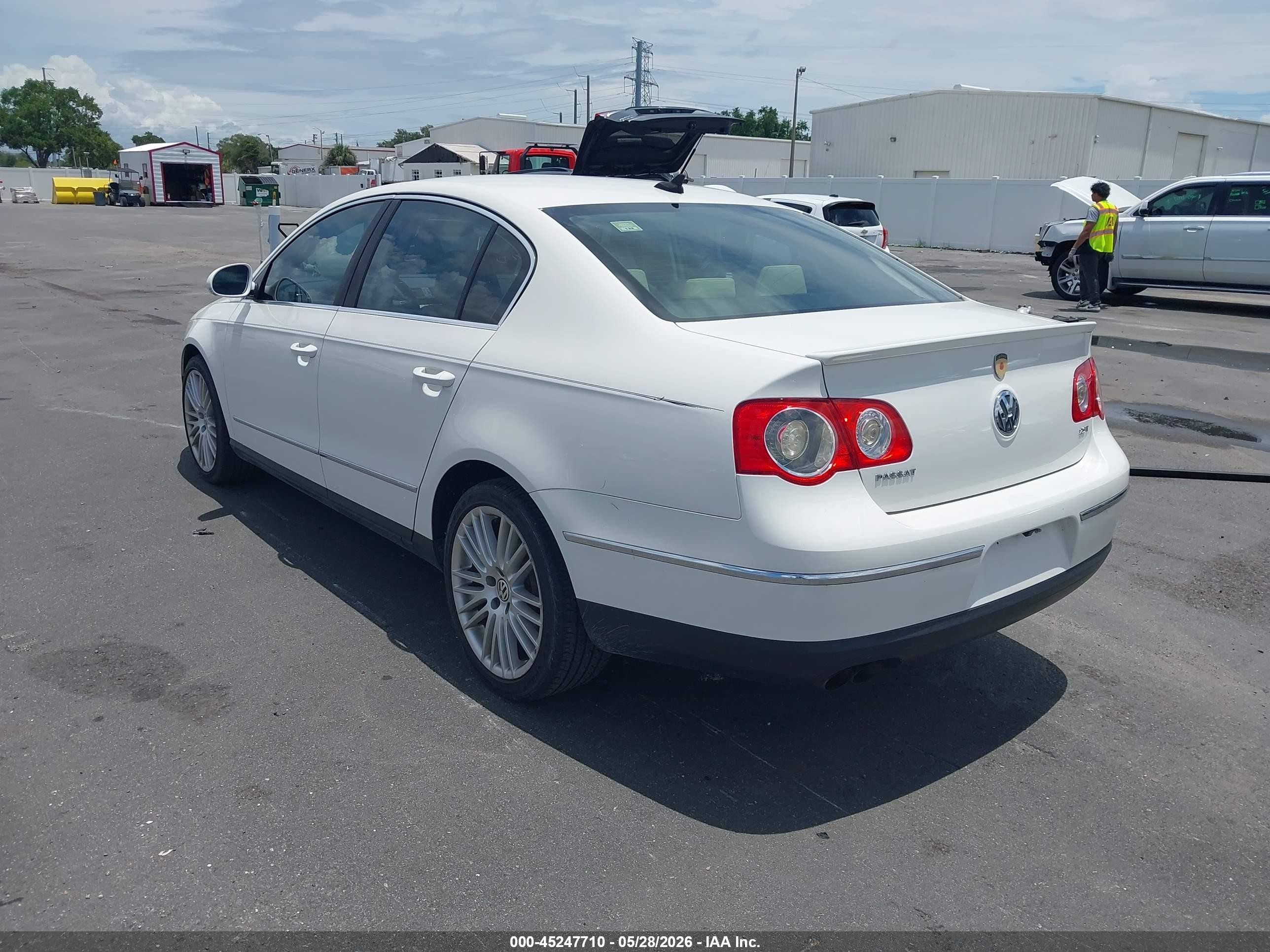 2010 Volkswagen Passat Komfort White vin: WVWJK7AN4AP054217