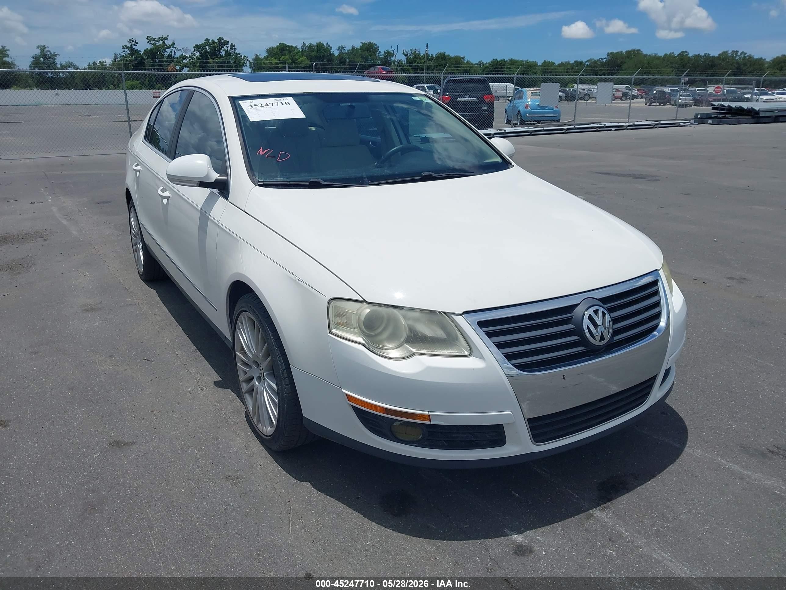 2010 Volkswagen Passat Komfort White vin: WVWJK7AN4AP054217