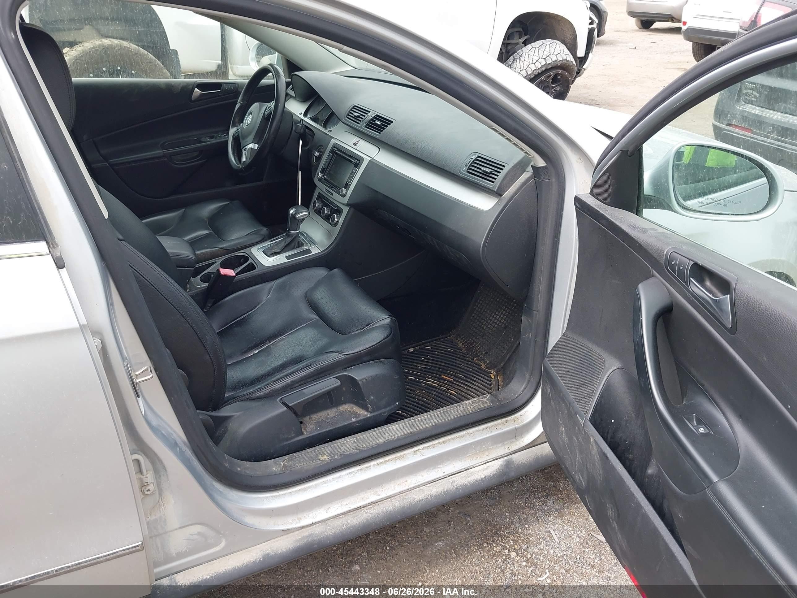 2010 Volkswagen Passat Komfort Silver vin: WVWJK7AN5AE091868