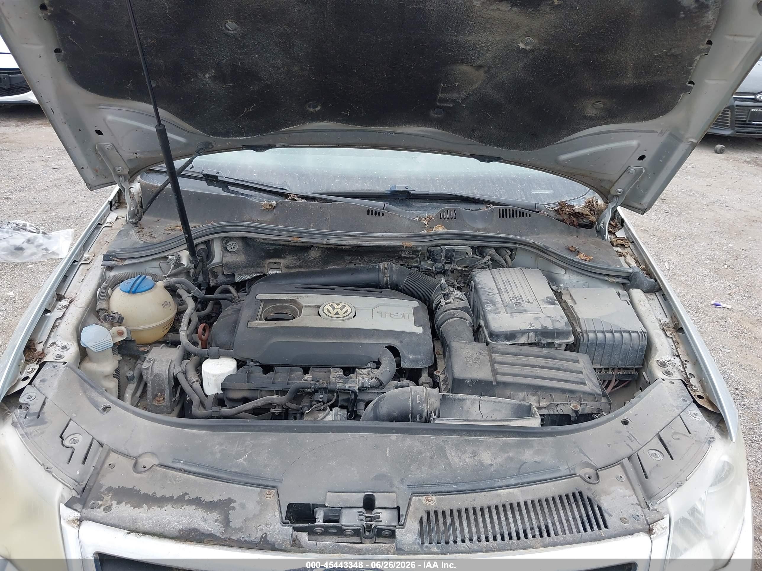 2010 Volkswagen Passat Komfort Silver vin: WVWJK7AN5AE091868
