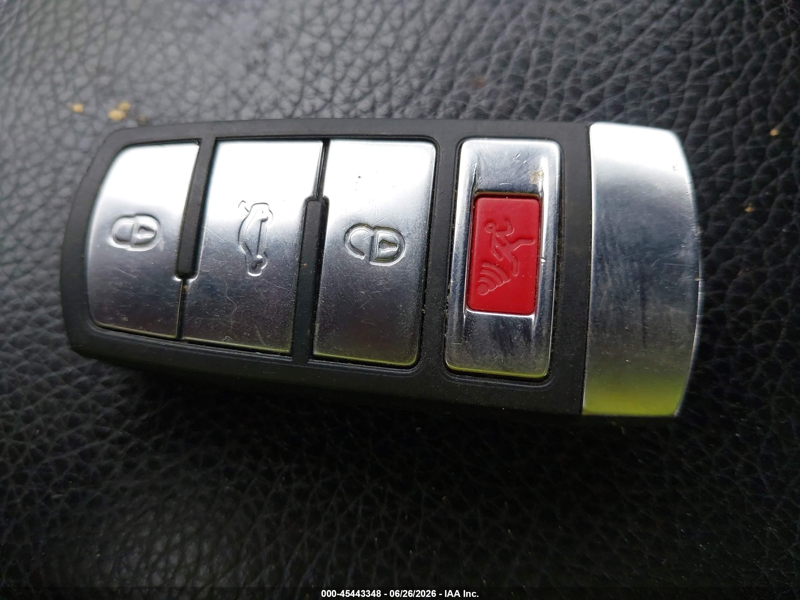 2010 Volkswagen Passat Komfort Silver vin: WVWJK7AN5AE091868