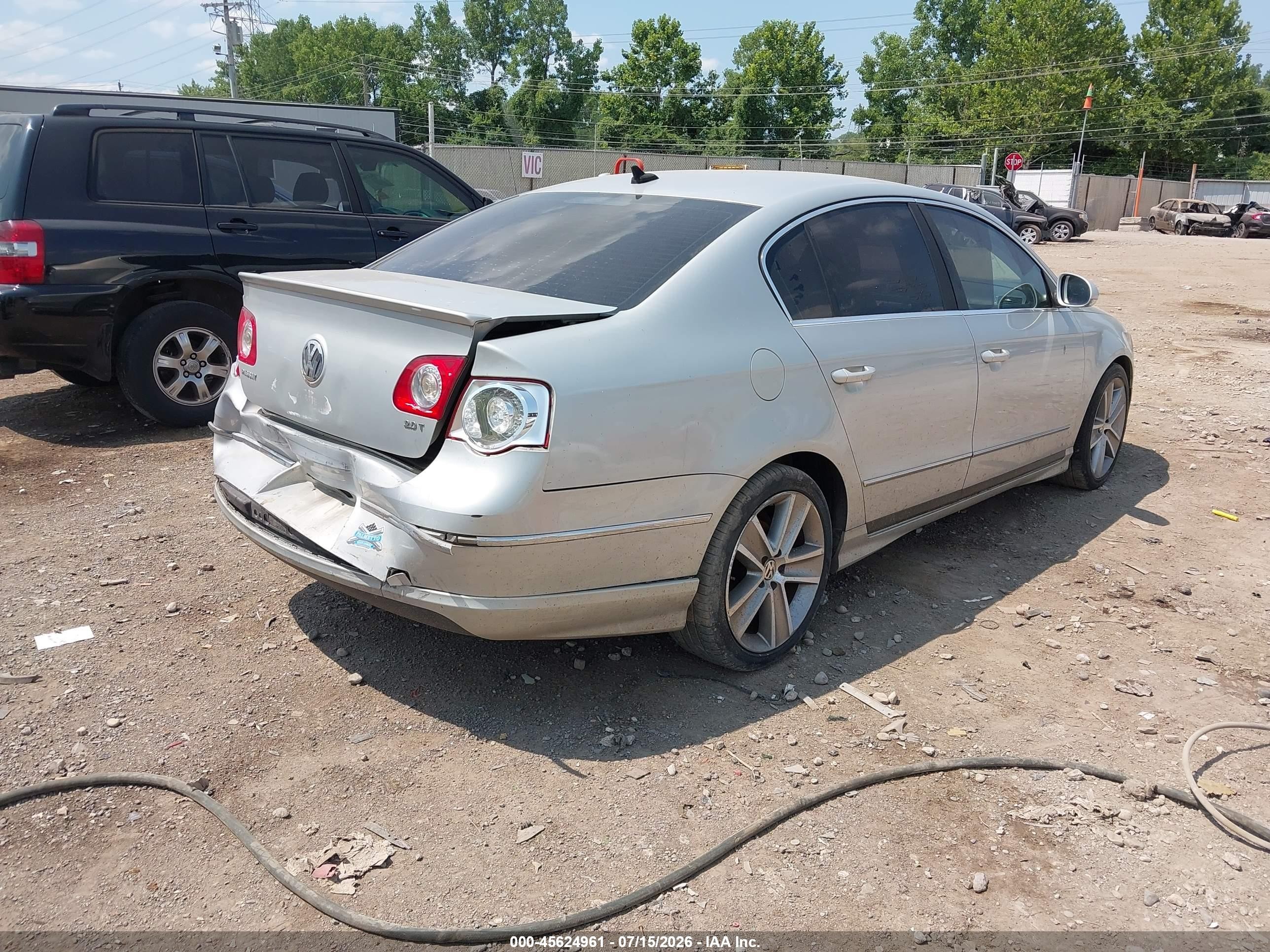 2010 Volkswagen Passat Komfort Silver vin: WVWJK7AN6AE068292