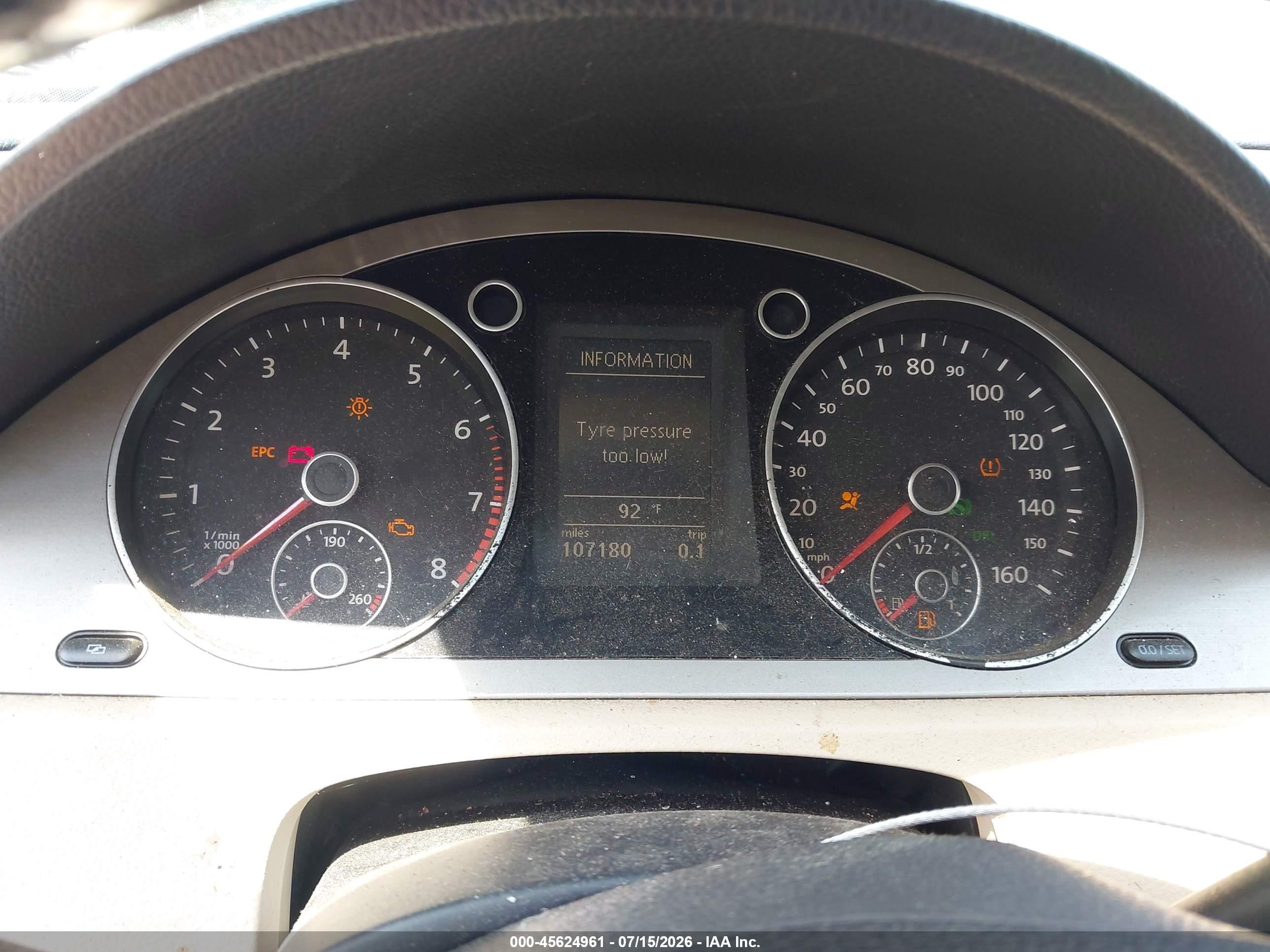2010 Volkswagen Passat Komfort Silver vin: WVWJK7AN6AE068292