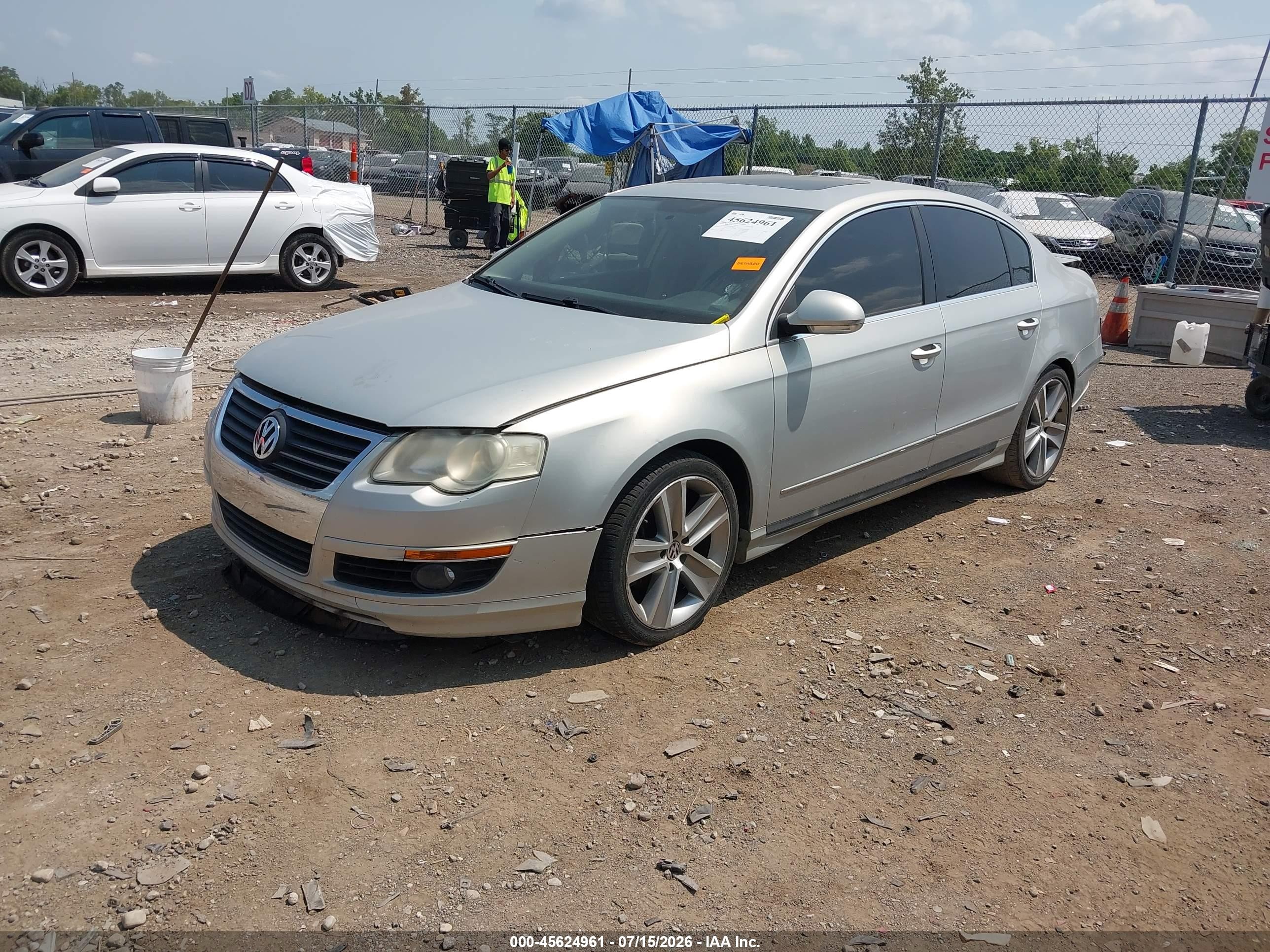 2010 Volkswagen Passat Komfort Silver vin: WVWJK7AN6AE068292