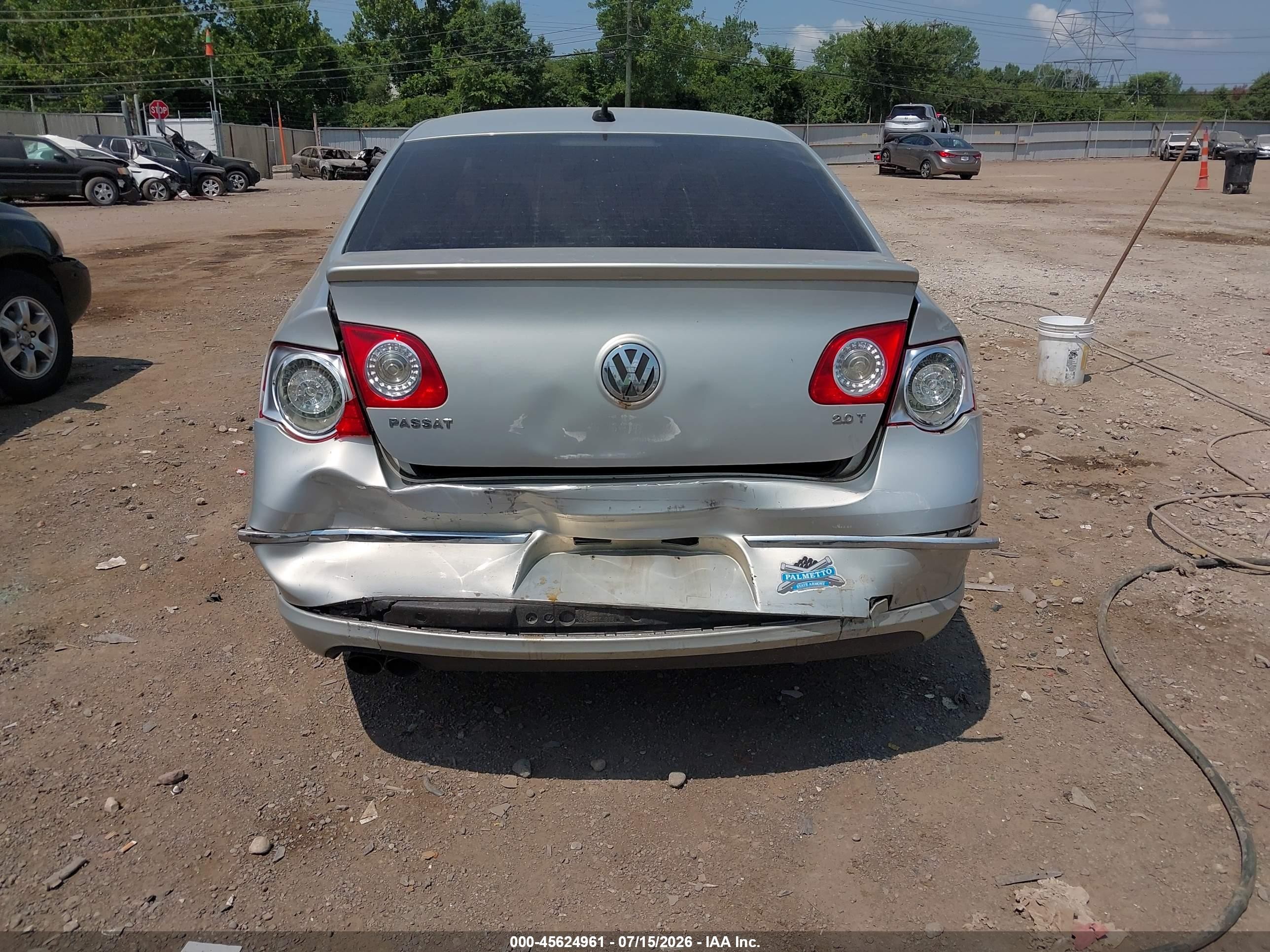 2010 Volkswagen Passat Komfort Silver vin: WVWJK7AN6AE068292