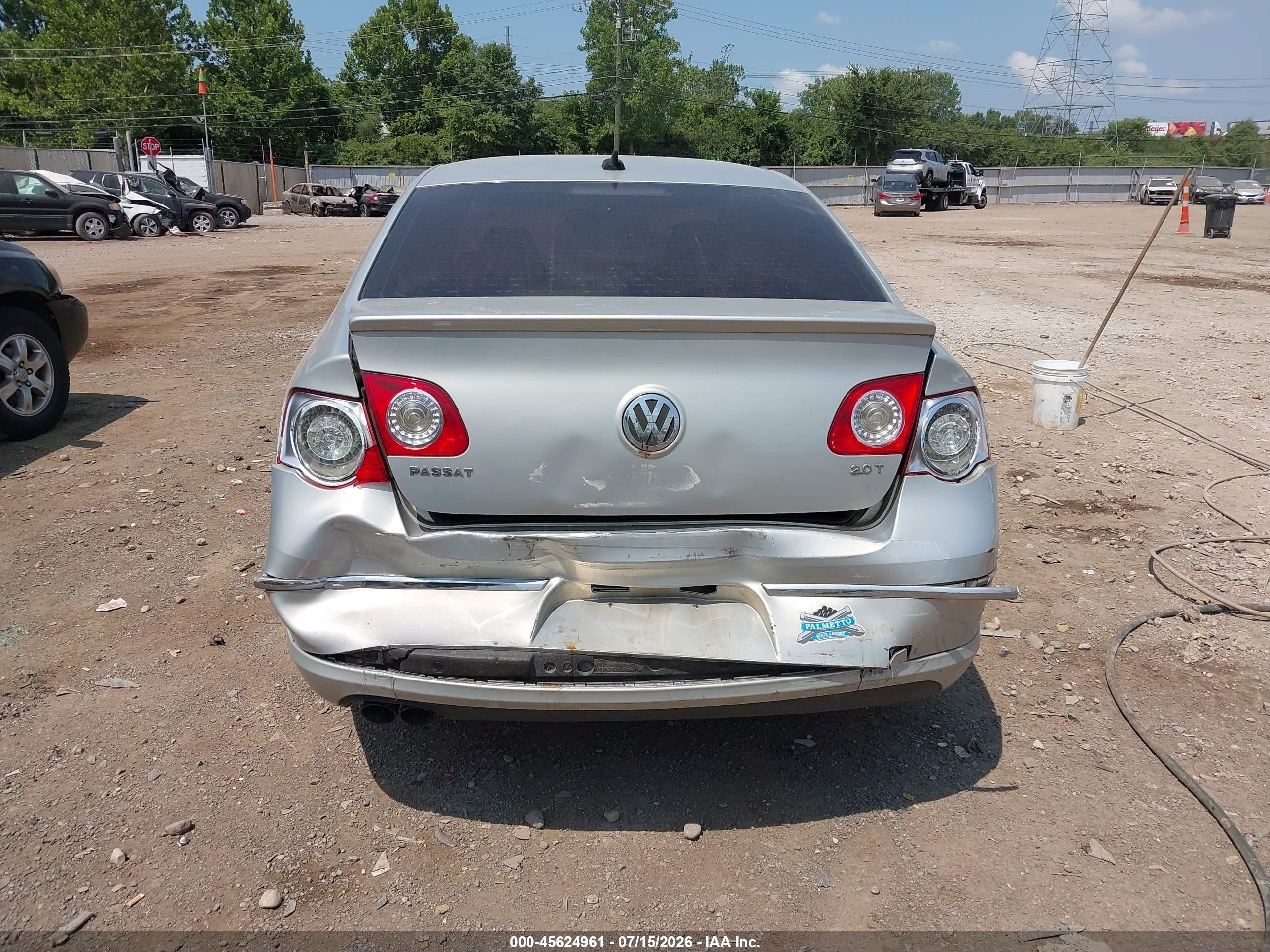 2010 Volkswagen Passat Komfort Silver vin: WVWJK7AN6AE068292