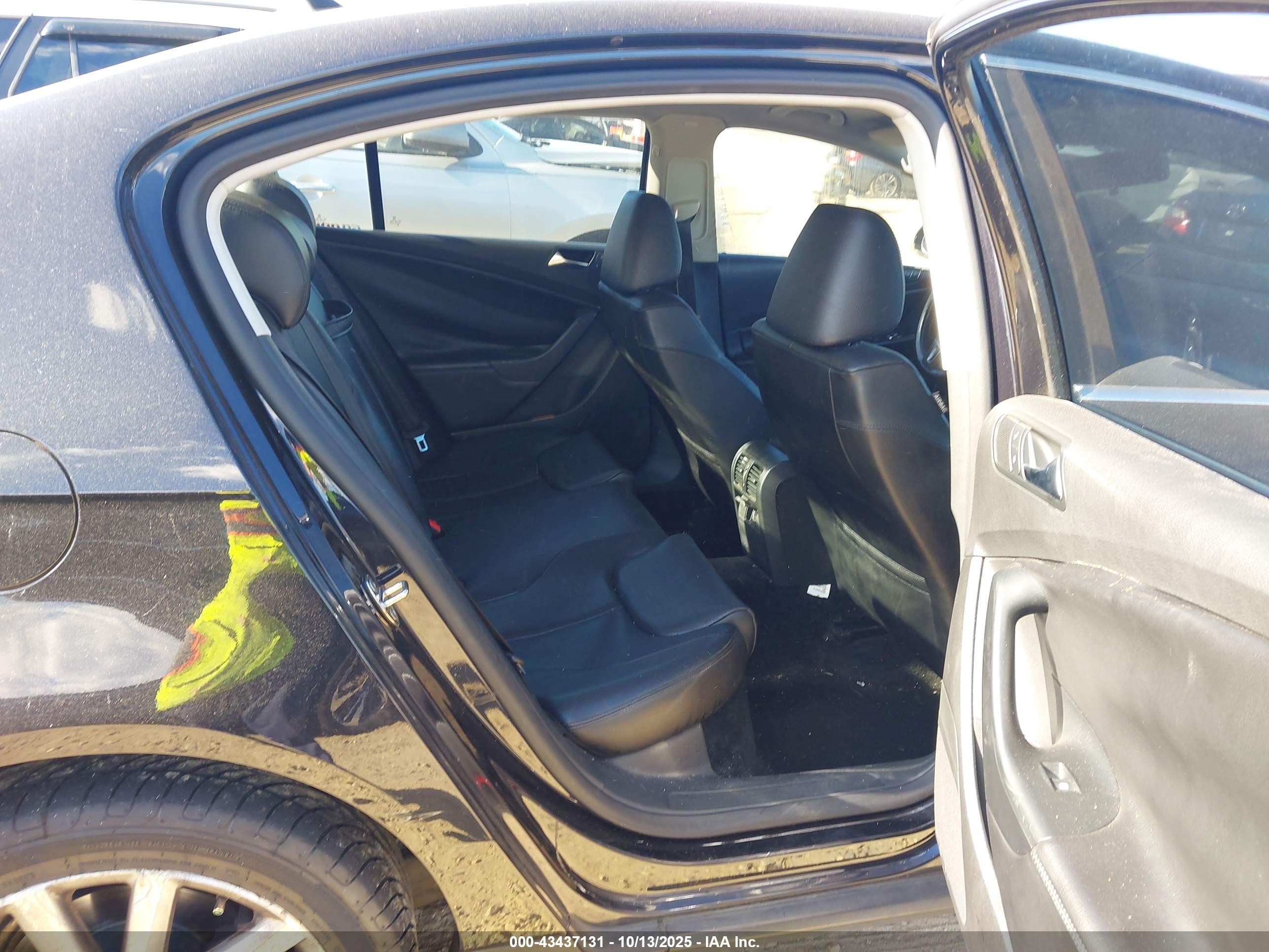 2010 Volkswagen Passat Komfort Black vin: WVWJK7AN6AE100688