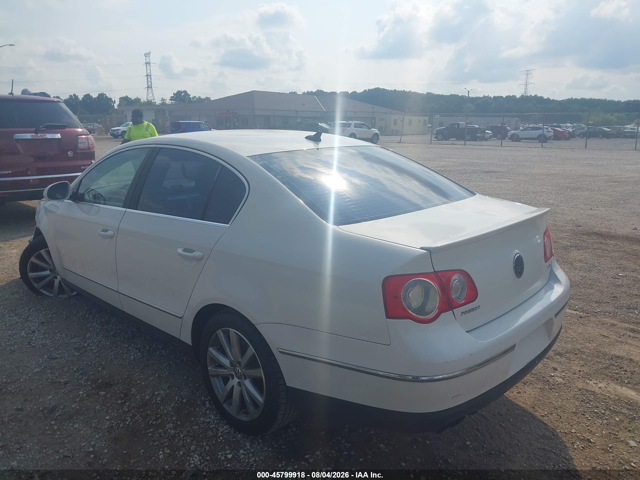 2010 Volkswagen Passat Komfort Белый vin: WVWJK7AN7AP035676