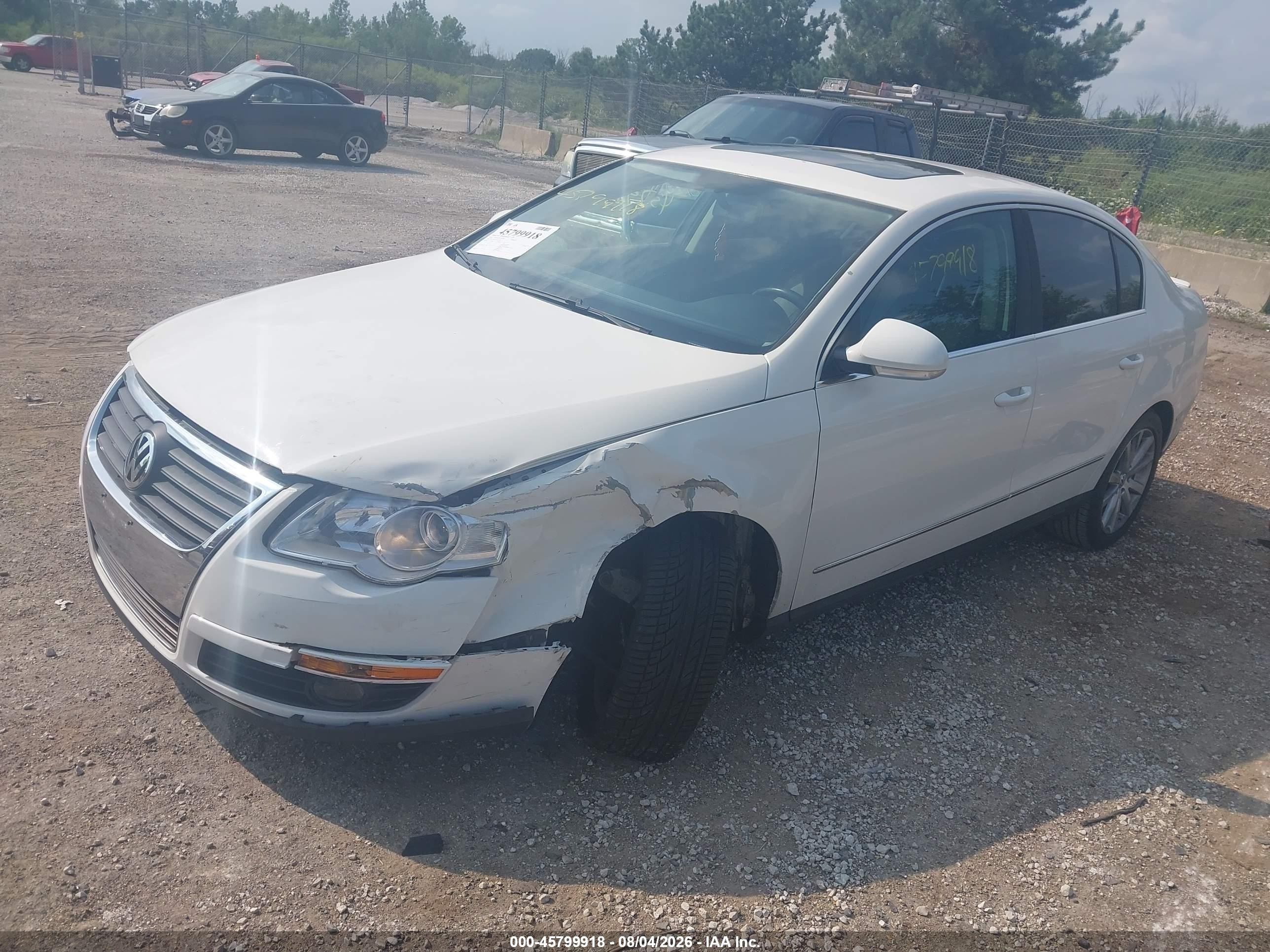 2010 Volkswagen Passat Komfort Белый vin: WVWJK7AN7AP035676