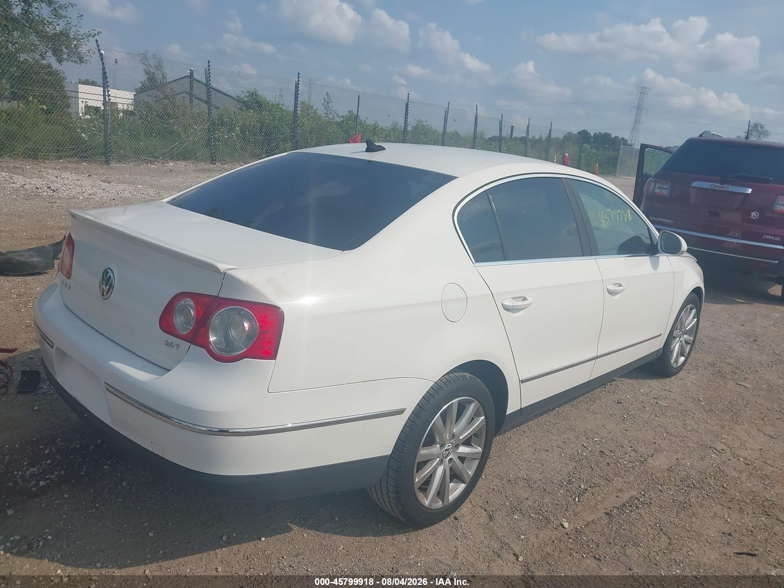 2010 Volkswagen Passat Komfort Белый vin: WVWJK7AN7AP035676