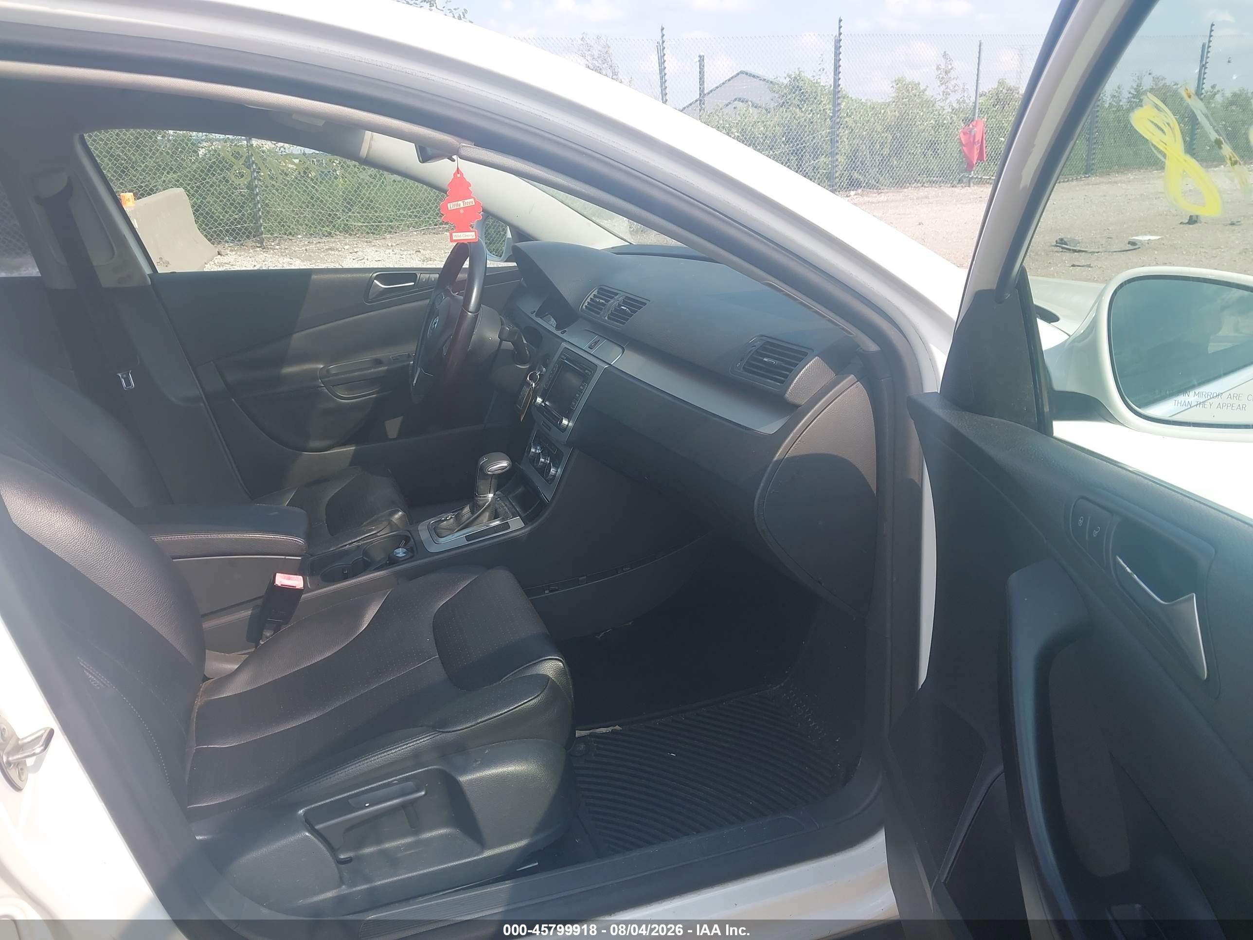 2010 Volkswagen Passat Komfort Белый vin: WVWJK7AN7AP035676