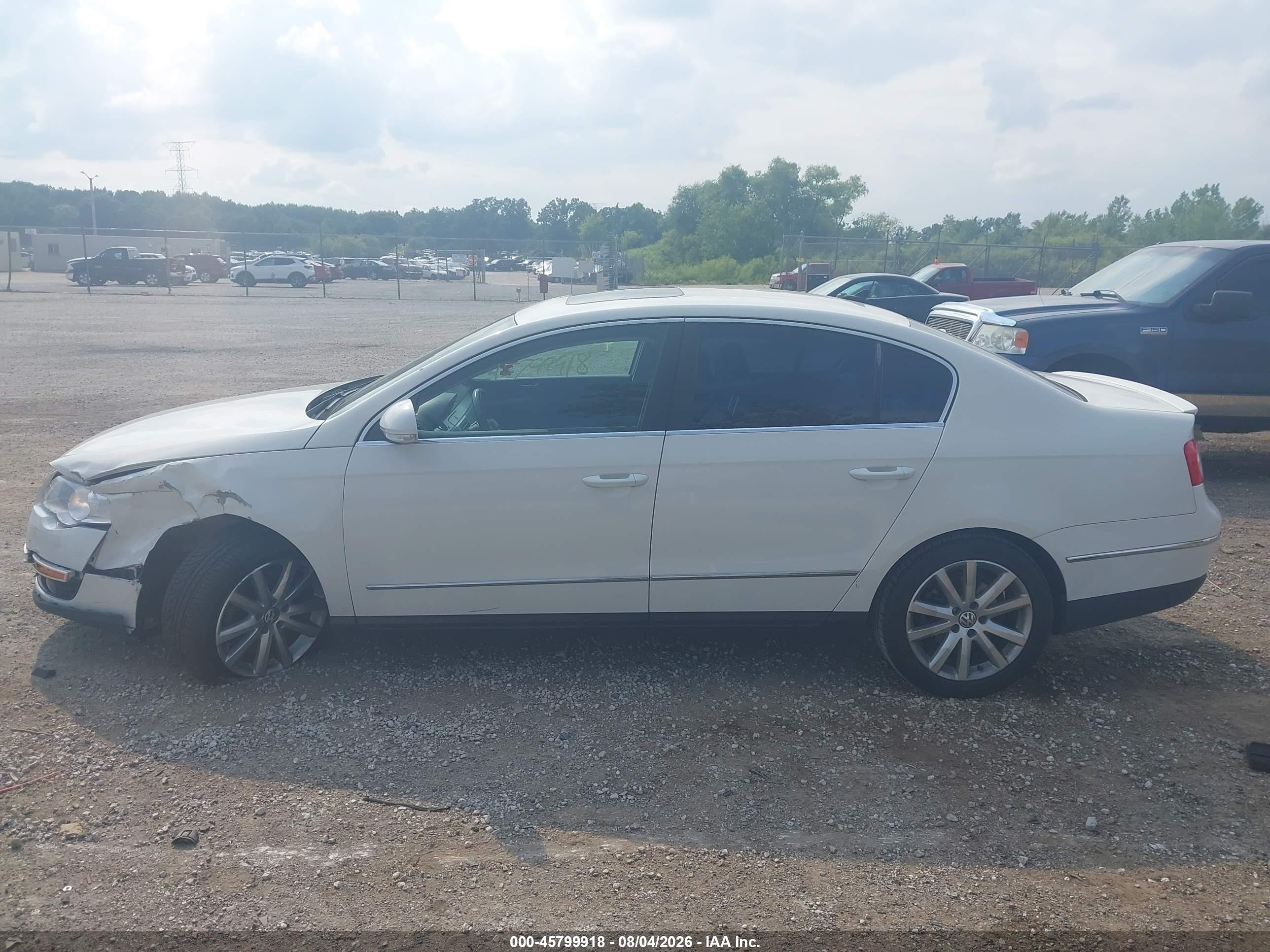 2010 Volkswagen Passat Komfort Белый vin: WVWJK7AN7AP035676
