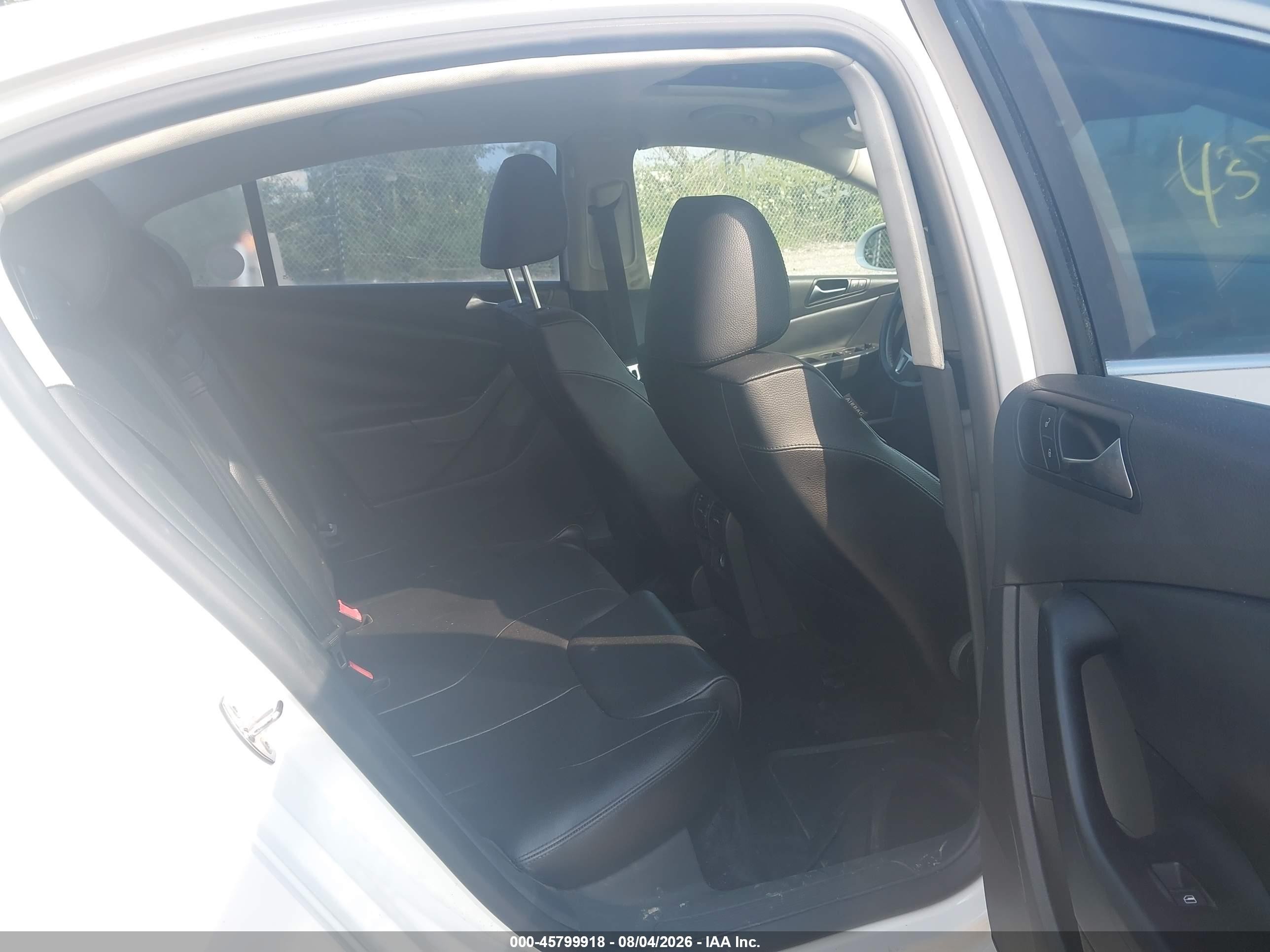 2010 Volkswagen Passat Komfort Белый vin: WVWJK7AN7AP035676
