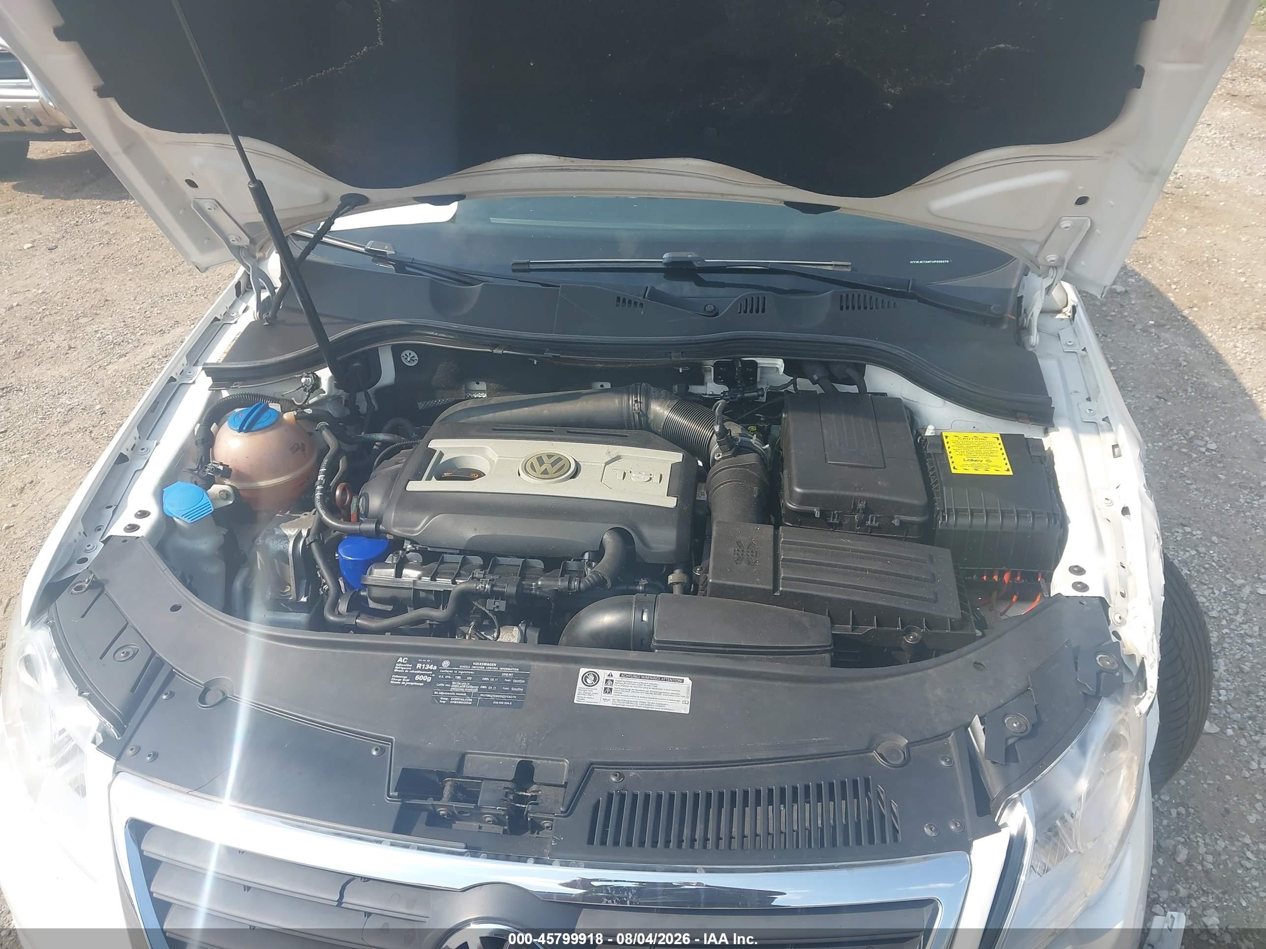 2010 Volkswagen Passat Komfort Белый vin: WVWJK7AN7AP035676