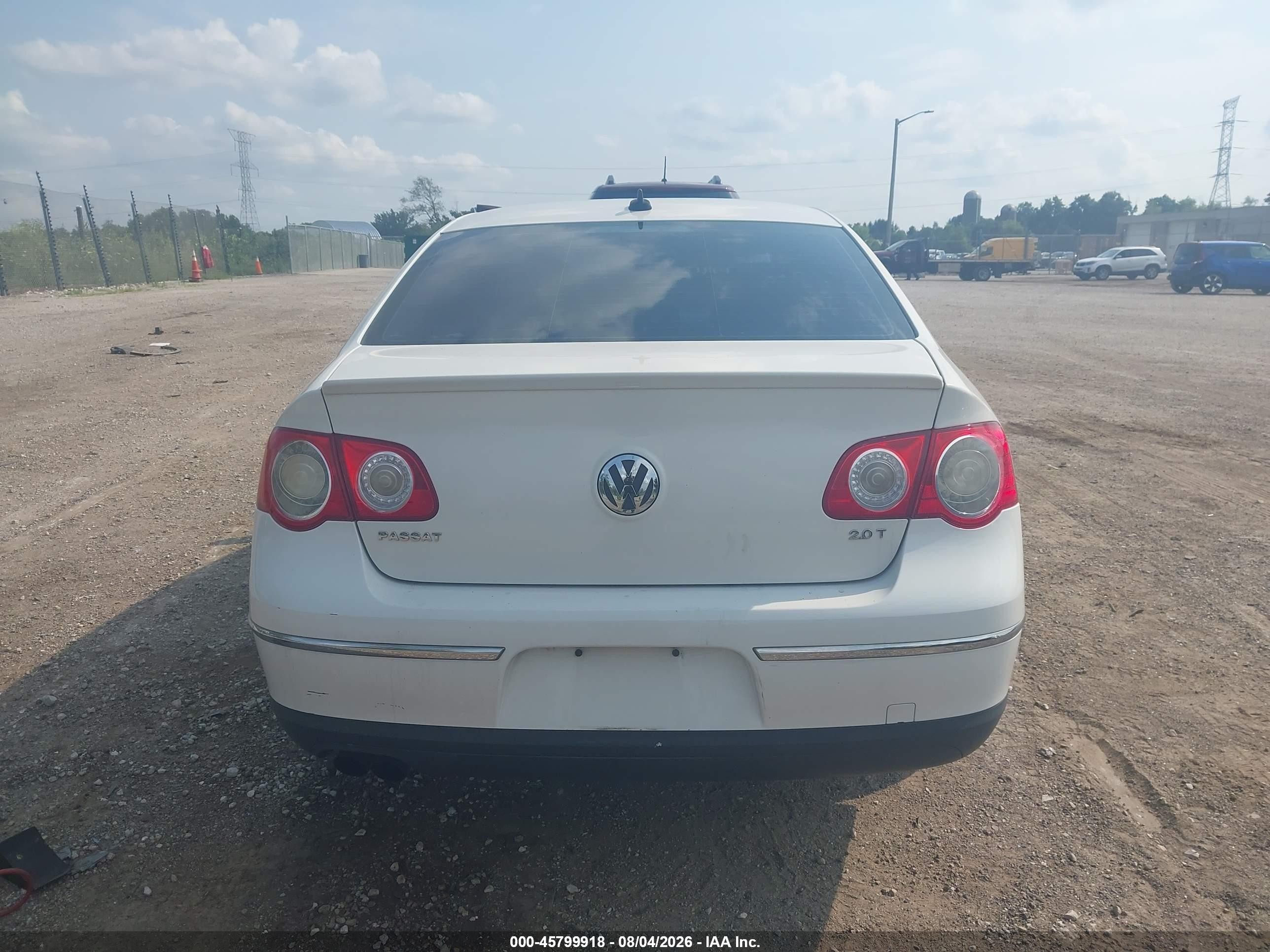 2010 Volkswagen Passat Komfort Белый vin: WVWJK7AN7AP035676