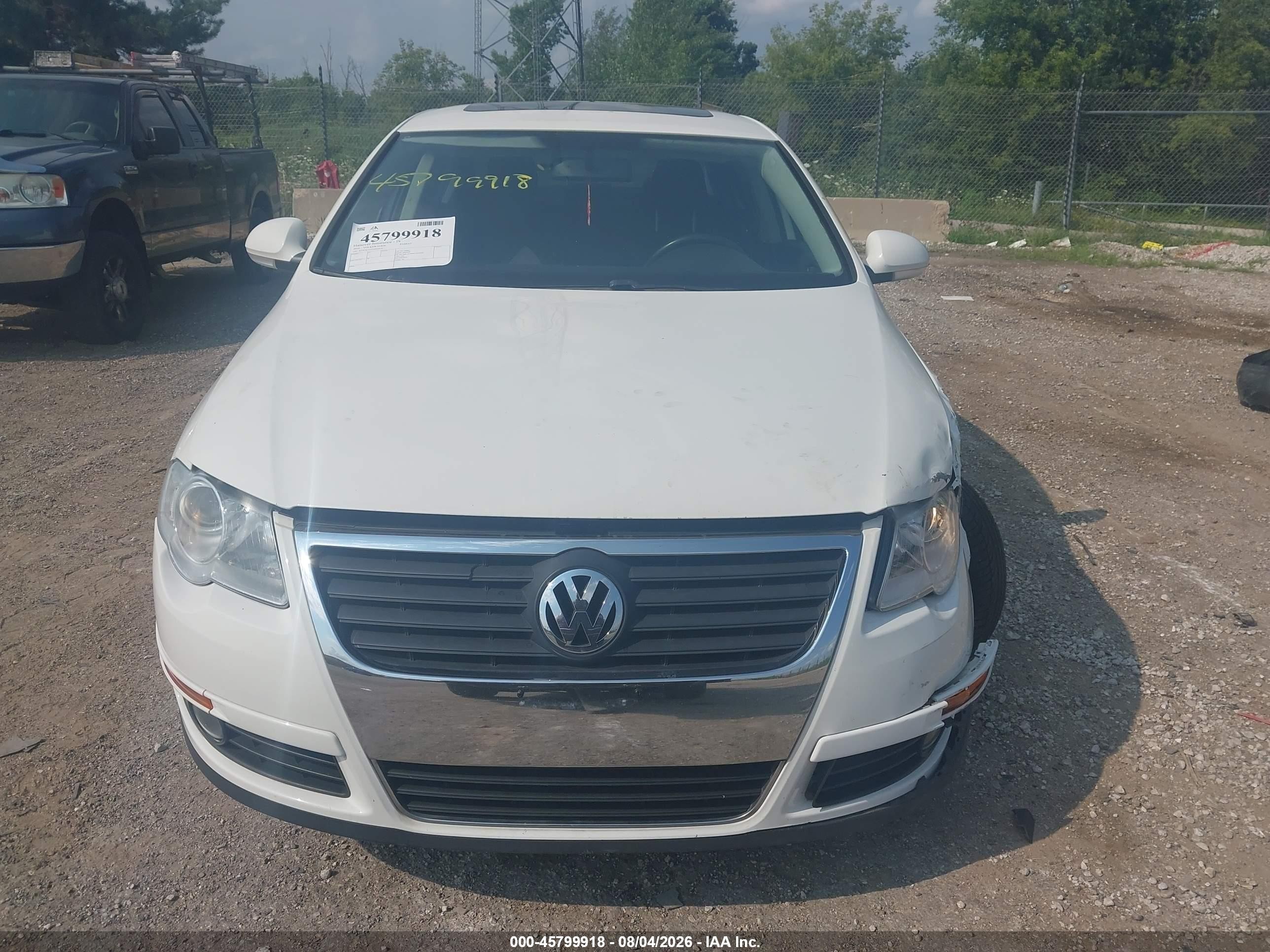 2010 Volkswagen Passat Komfort Белый vin: WVWJK7AN7AP035676