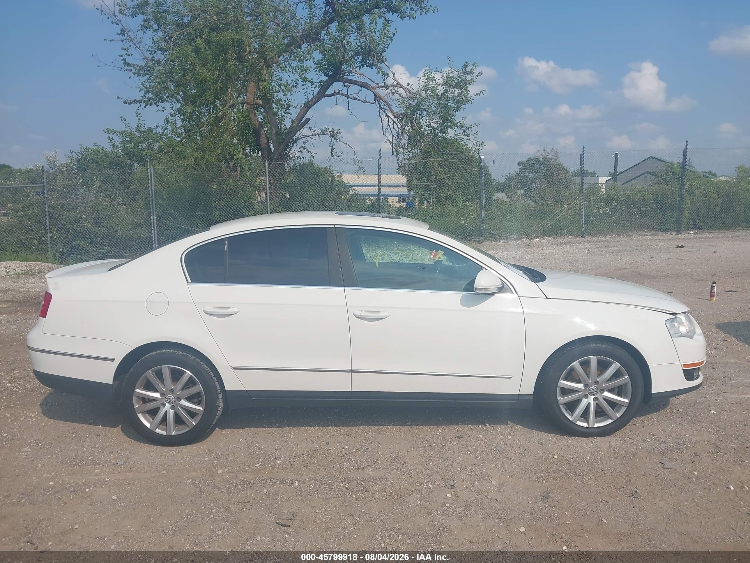 2010 Volkswagen Passat Komfort Белый vin: WVWJK7AN7AP035676