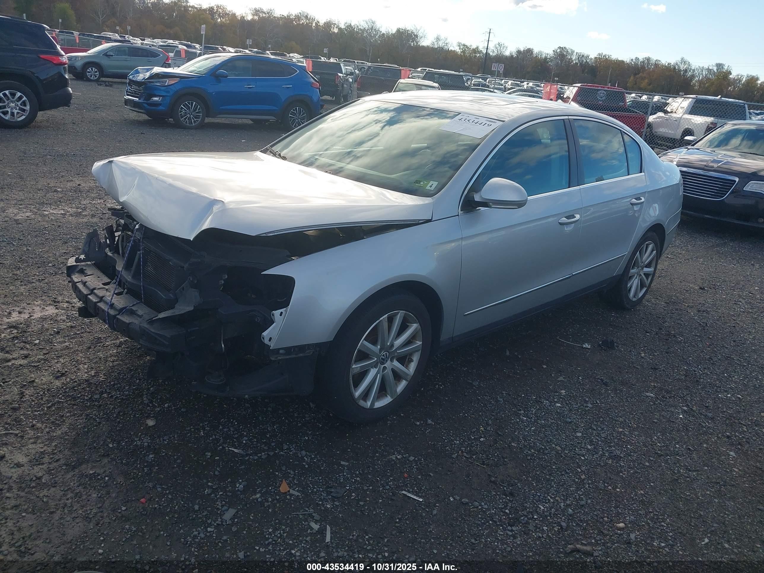 2010 Volkswagen Passat Komfort Серебряный vin: WVWJK7AN8AE076474