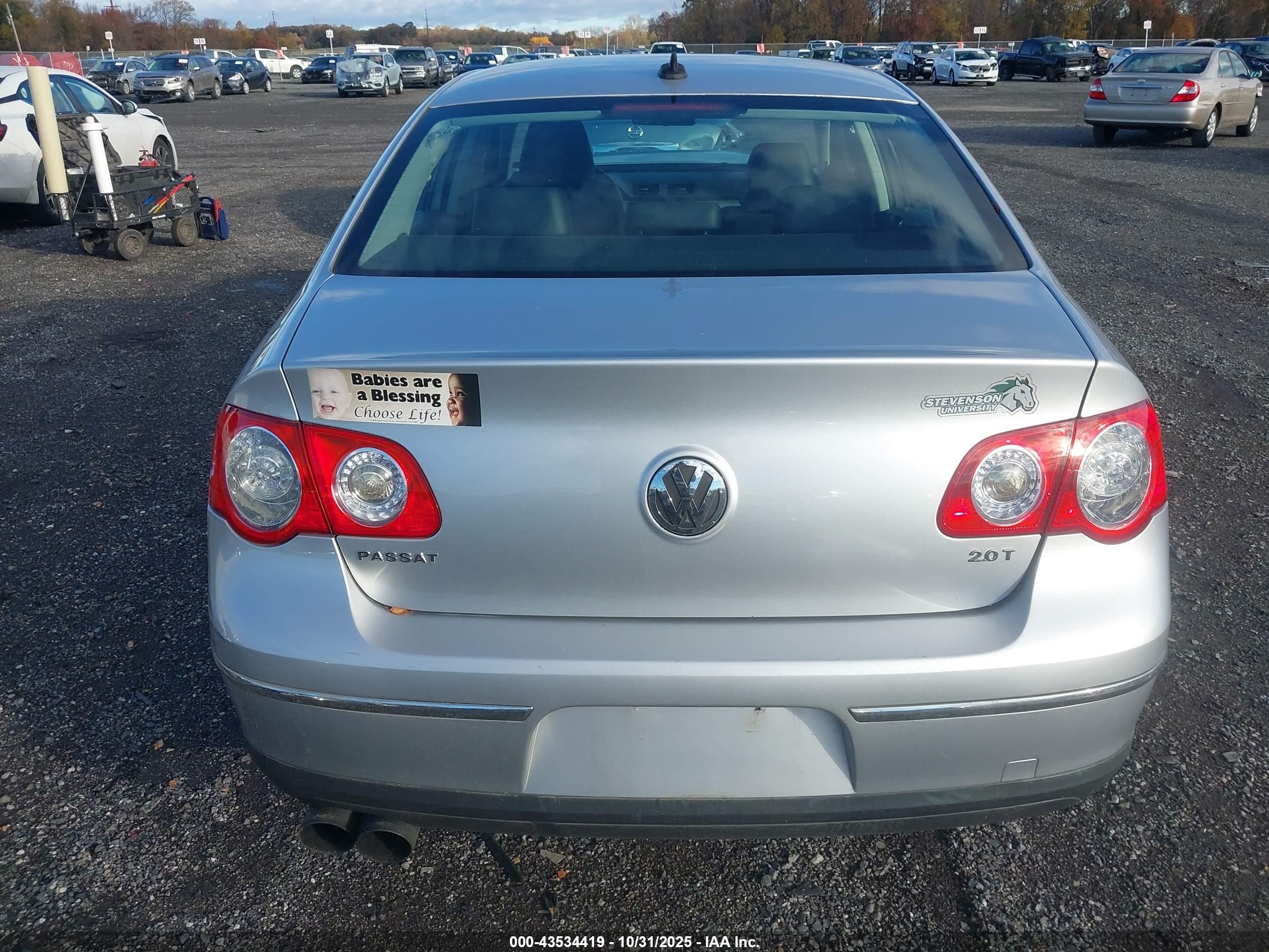 2010 Volkswagen Passat Komfort Серебряный vin: WVWJK7AN8AE076474