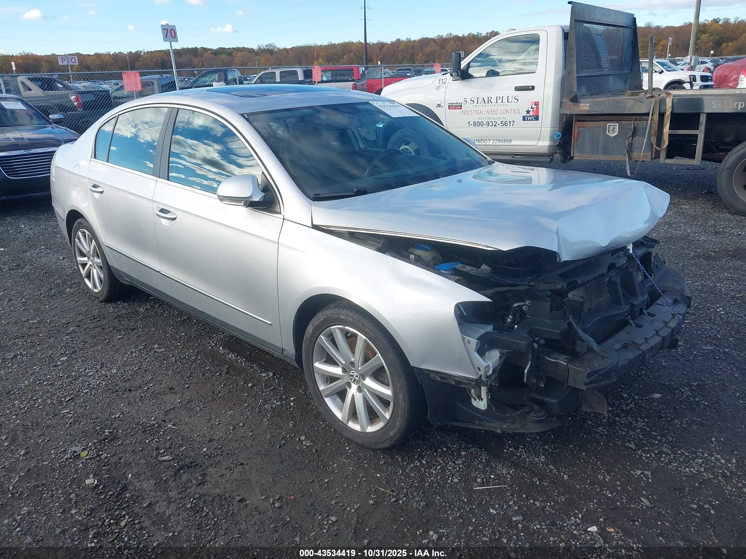 2010 Volkswagen Passat Komfort Серебряный vin: WVWJK7AN8AE076474