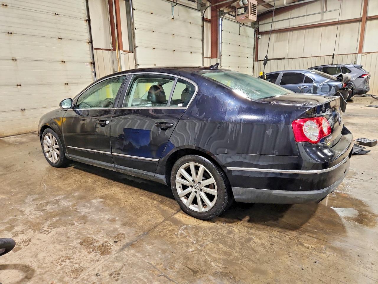 2010 Volkswagen Passat Komfort Black vin: WVWJK7AN8AE097468