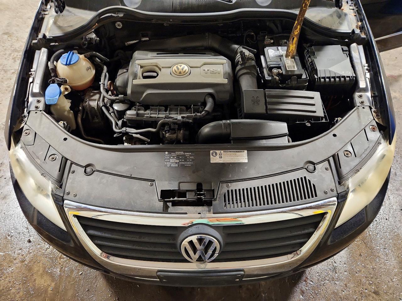 2010 Volkswagen Passat Komfort Black vin: WVWJK7AN8AE097468