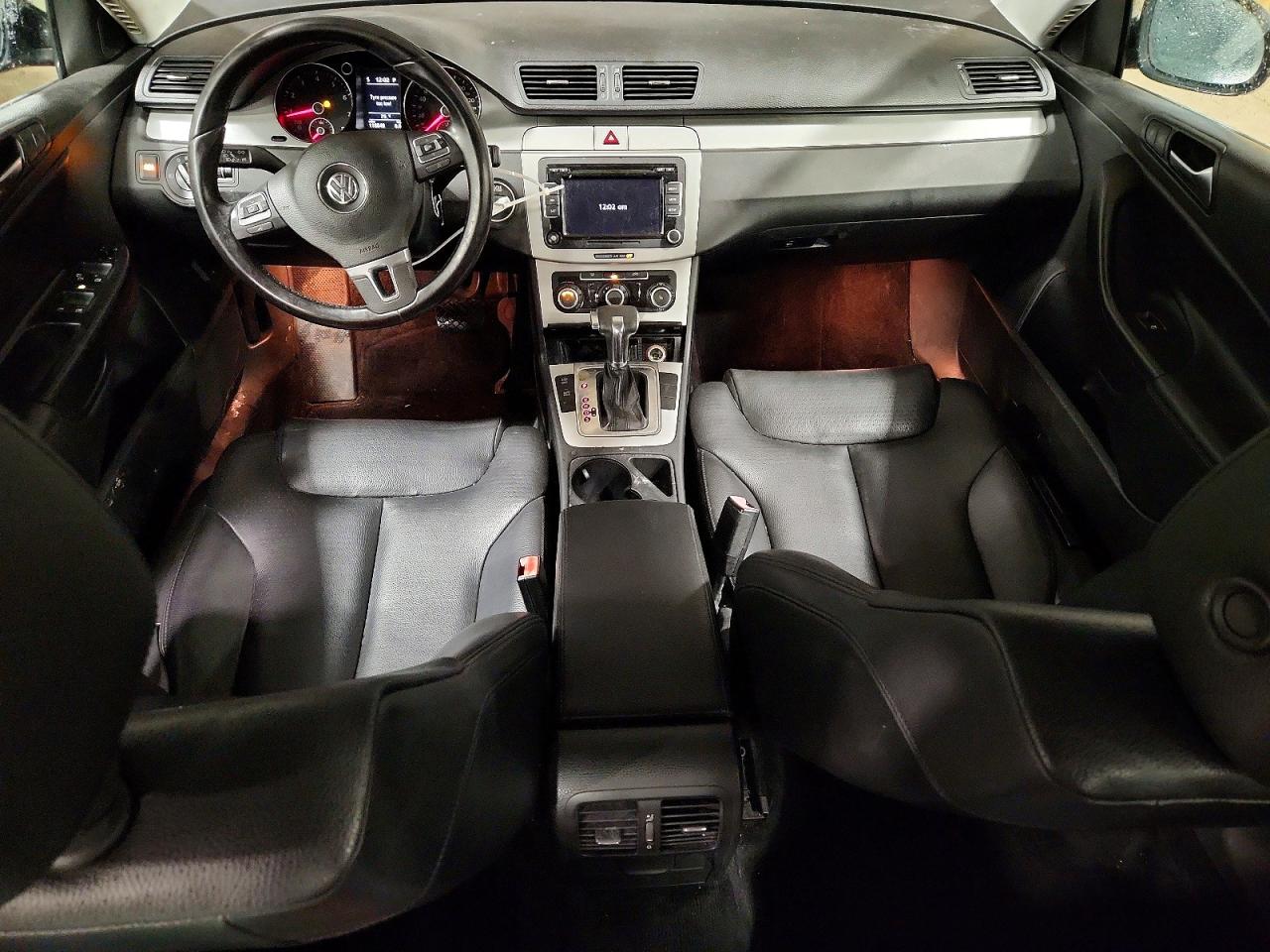 2010 Volkswagen Passat Komfort Black vin: WVWJK7AN8AE097468