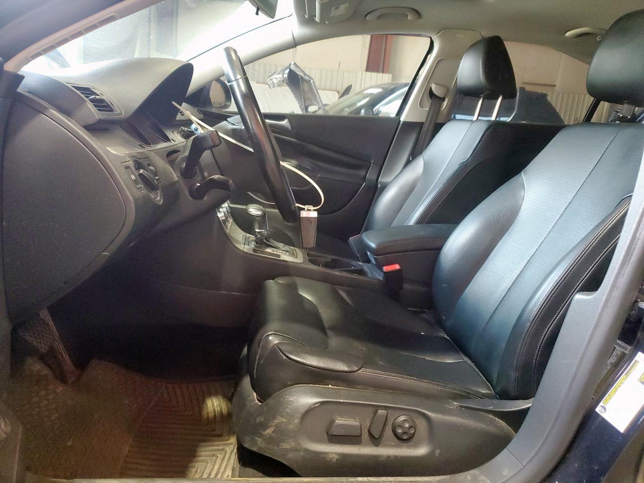 2010 Volkswagen Passat Komfort Black vin: WVWJK7AN8AE136124