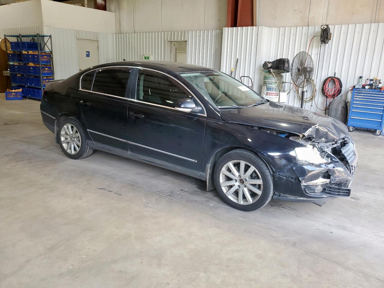 2010 Volkswagen Passat Komfort Black vin: WVWJK7AN8AE136124