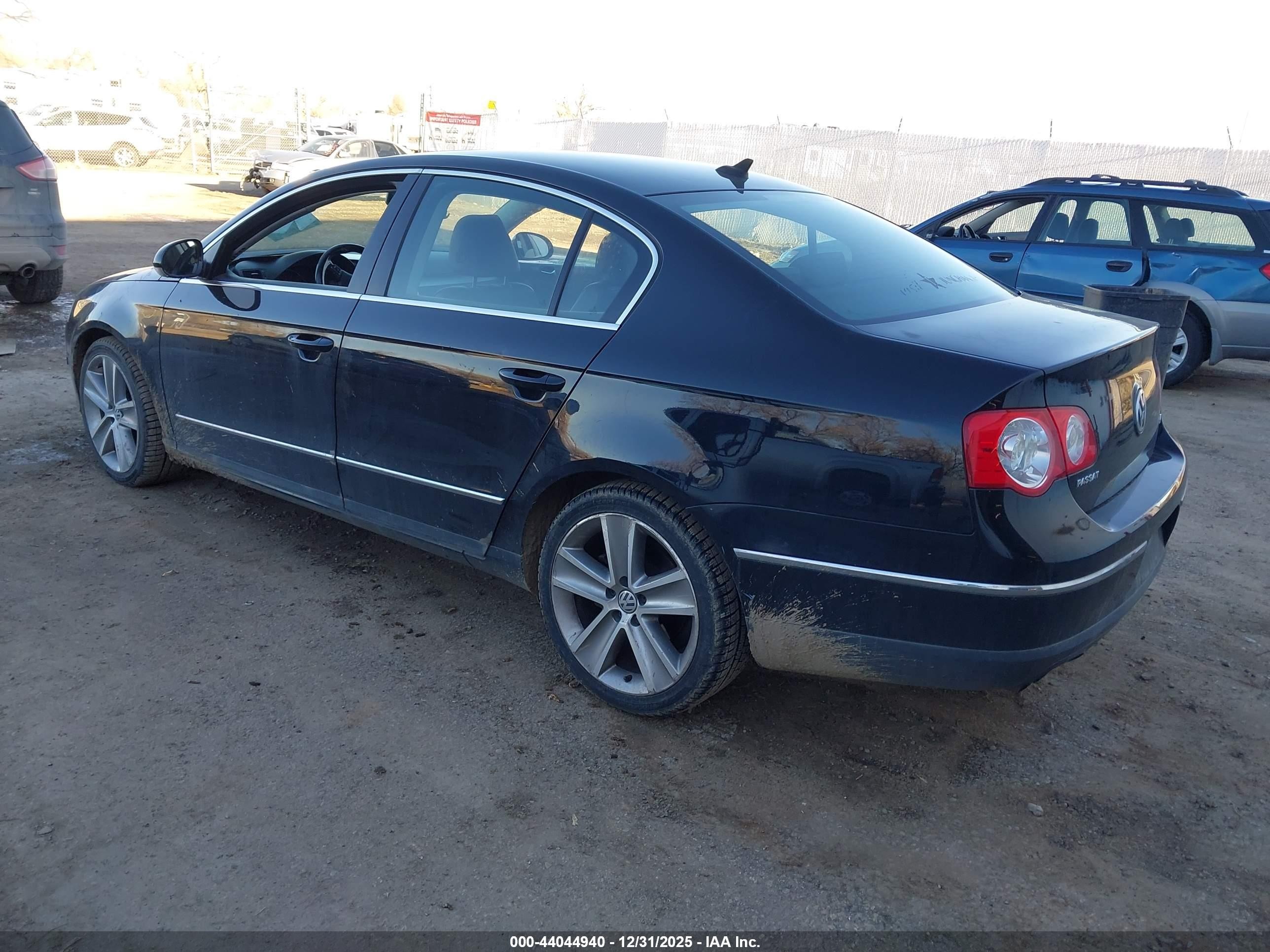 2010 Volkswagen Passat Komfort Черный vin: WVWJK7AN9AE097902