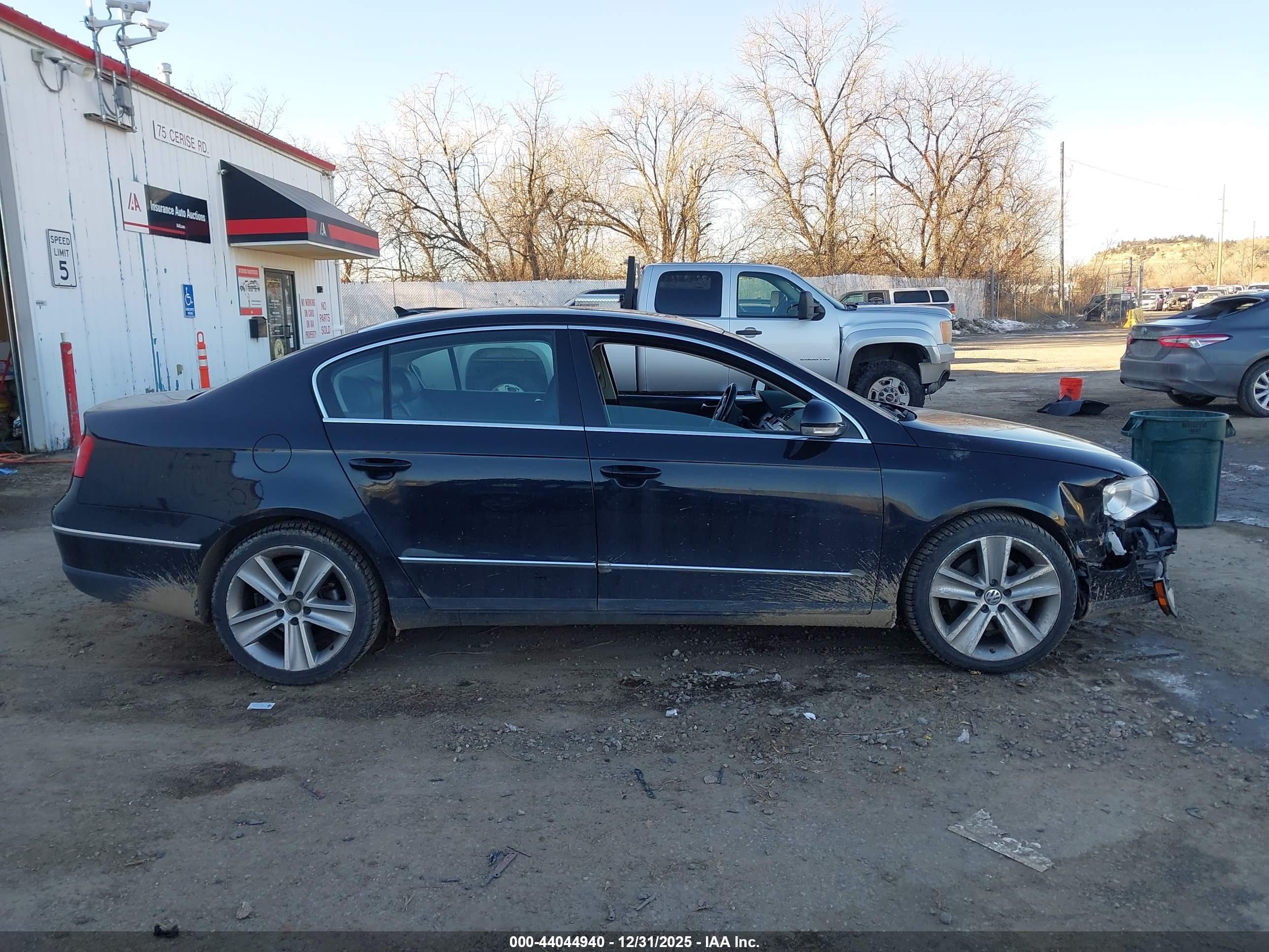 2010 Volkswagen Passat Komfort Черный vin: WVWJK7AN9AE097902