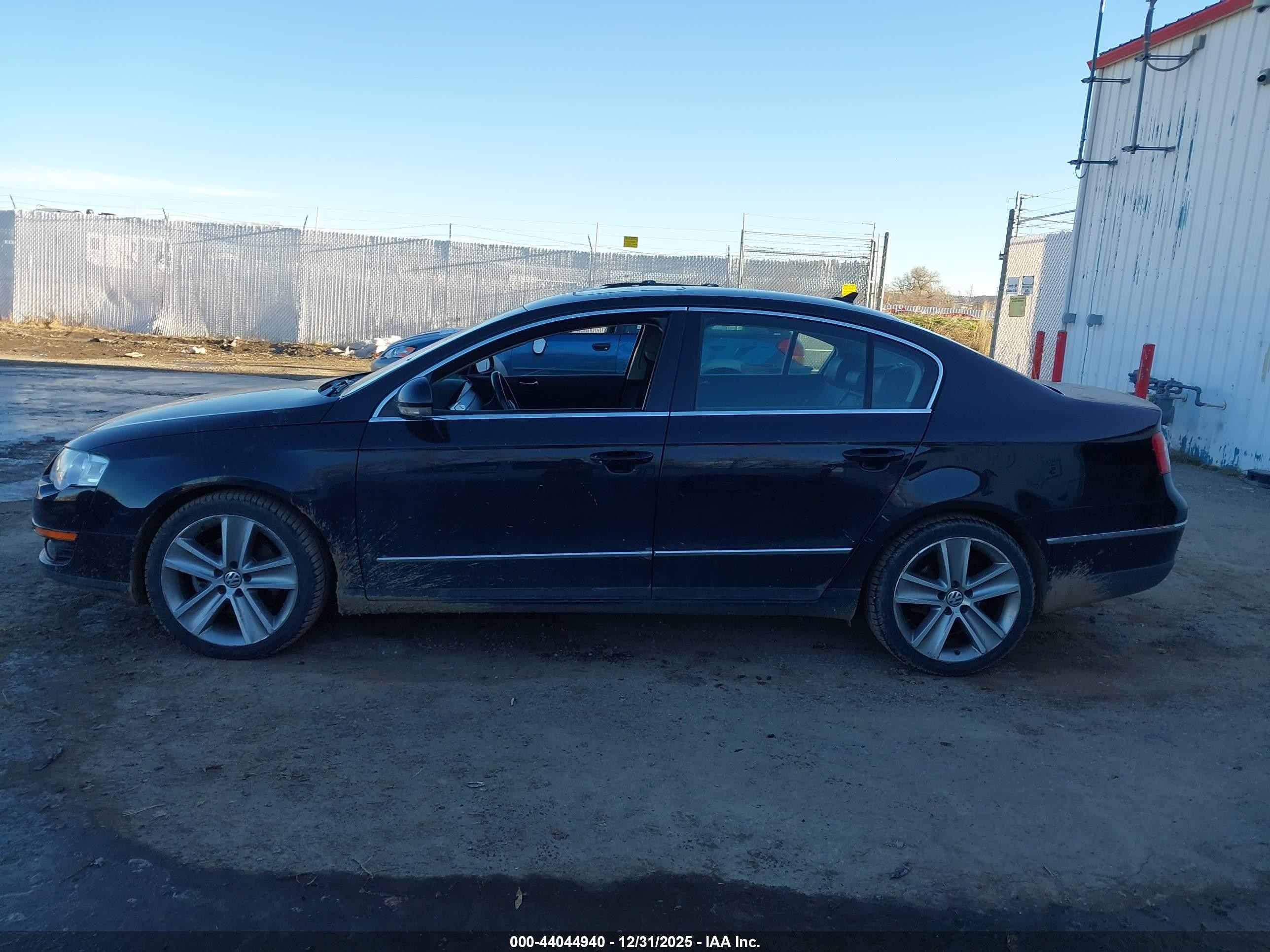2010 Volkswagen Passat Komfort Черный vin: WVWJK7AN9AE097902