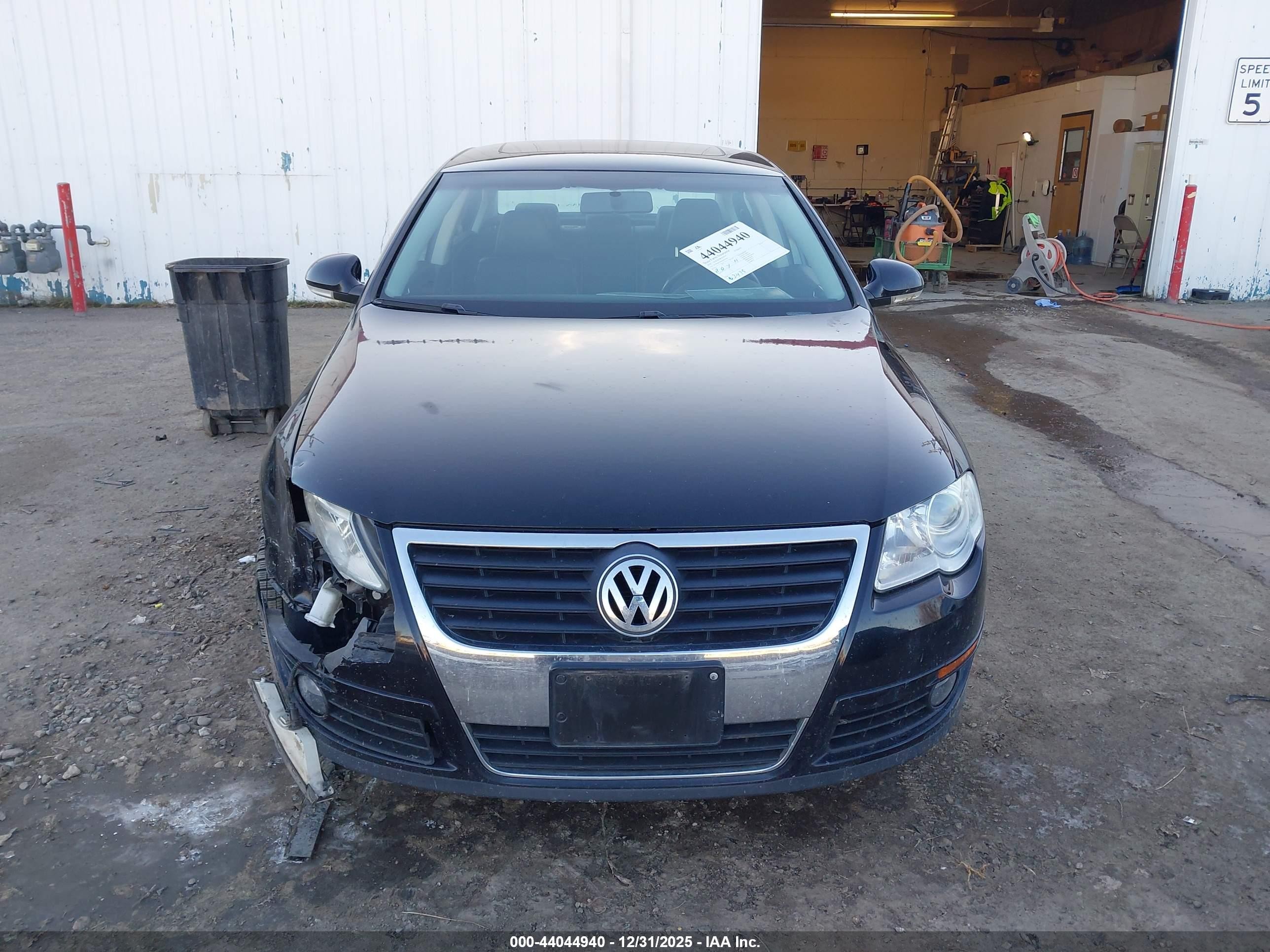 2010 Volkswagen Passat Komfort Черный vin: WVWJK7AN9AE097902