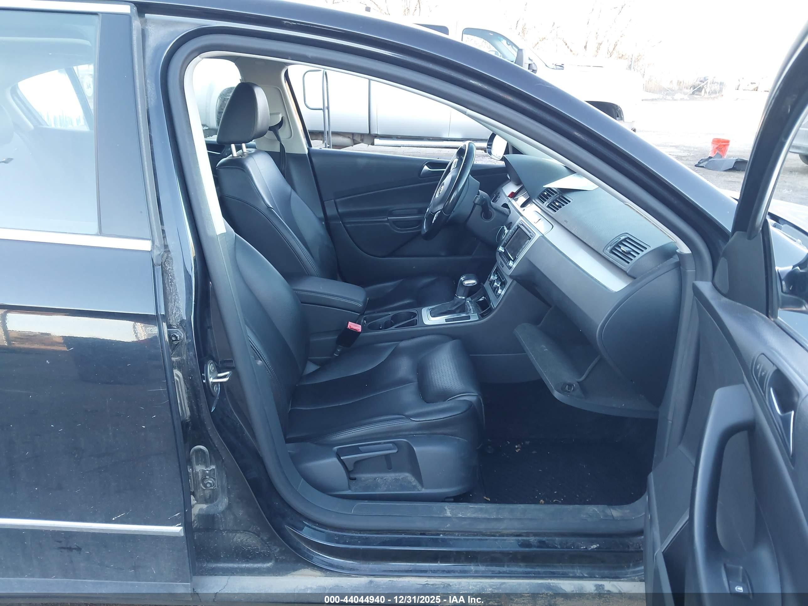2010 Volkswagen Passat Komfort Черный vin: WVWJK7AN9AE097902