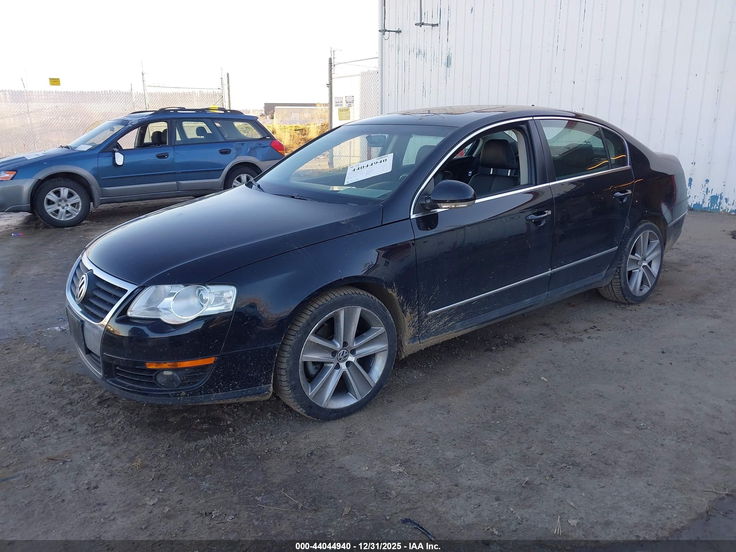 2010 Volkswagen Passat Komfort Черный vin: WVWJK7AN9AE097902