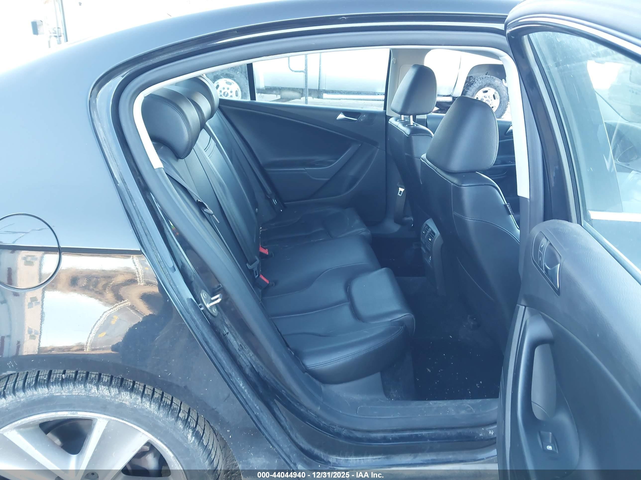 2010 Volkswagen Passat Komfort Черный vin: WVWJK7AN9AE097902