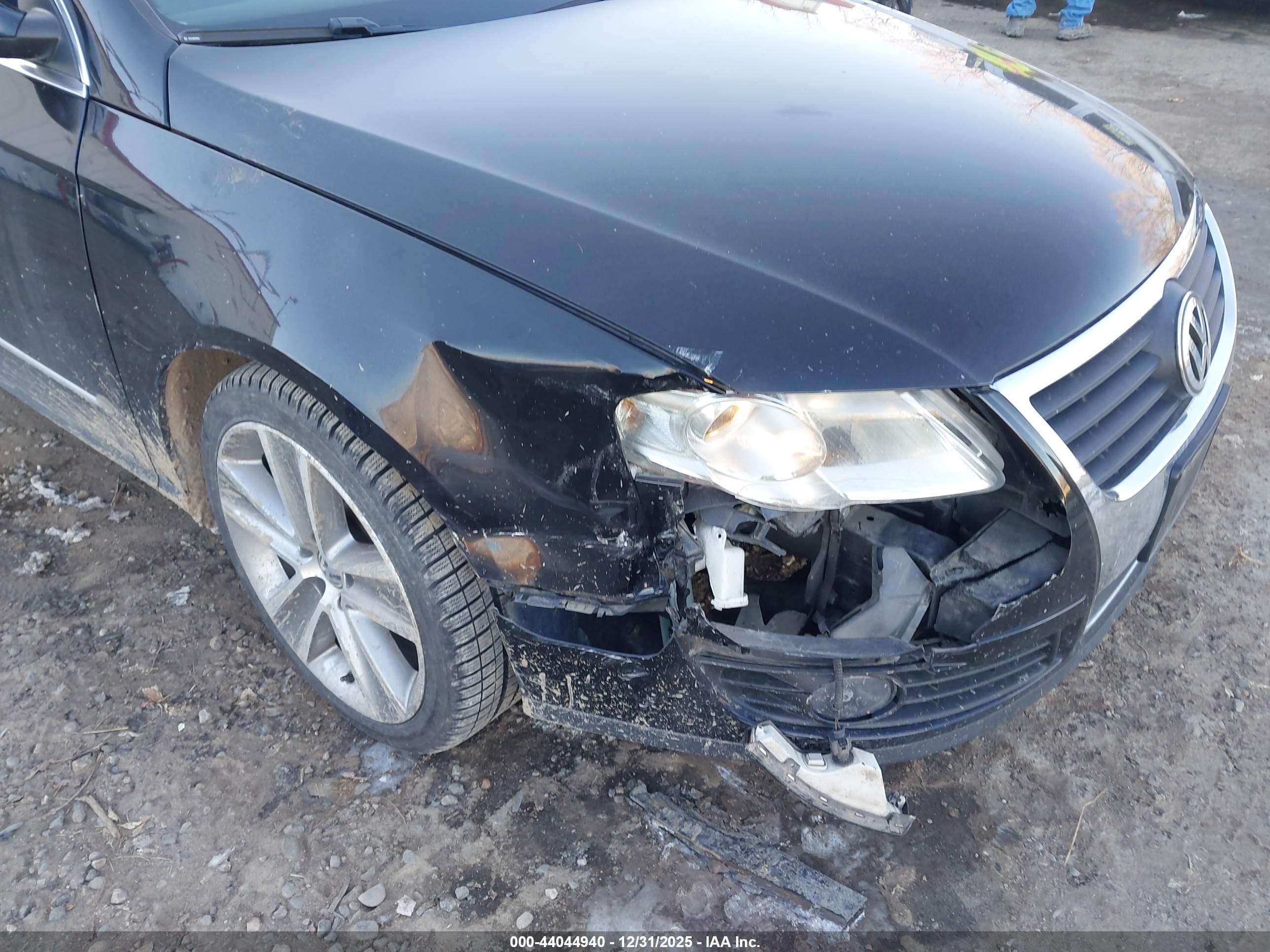2010 Volkswagen Passat Komfort Черный vin: WVWJK7AN9AE097902