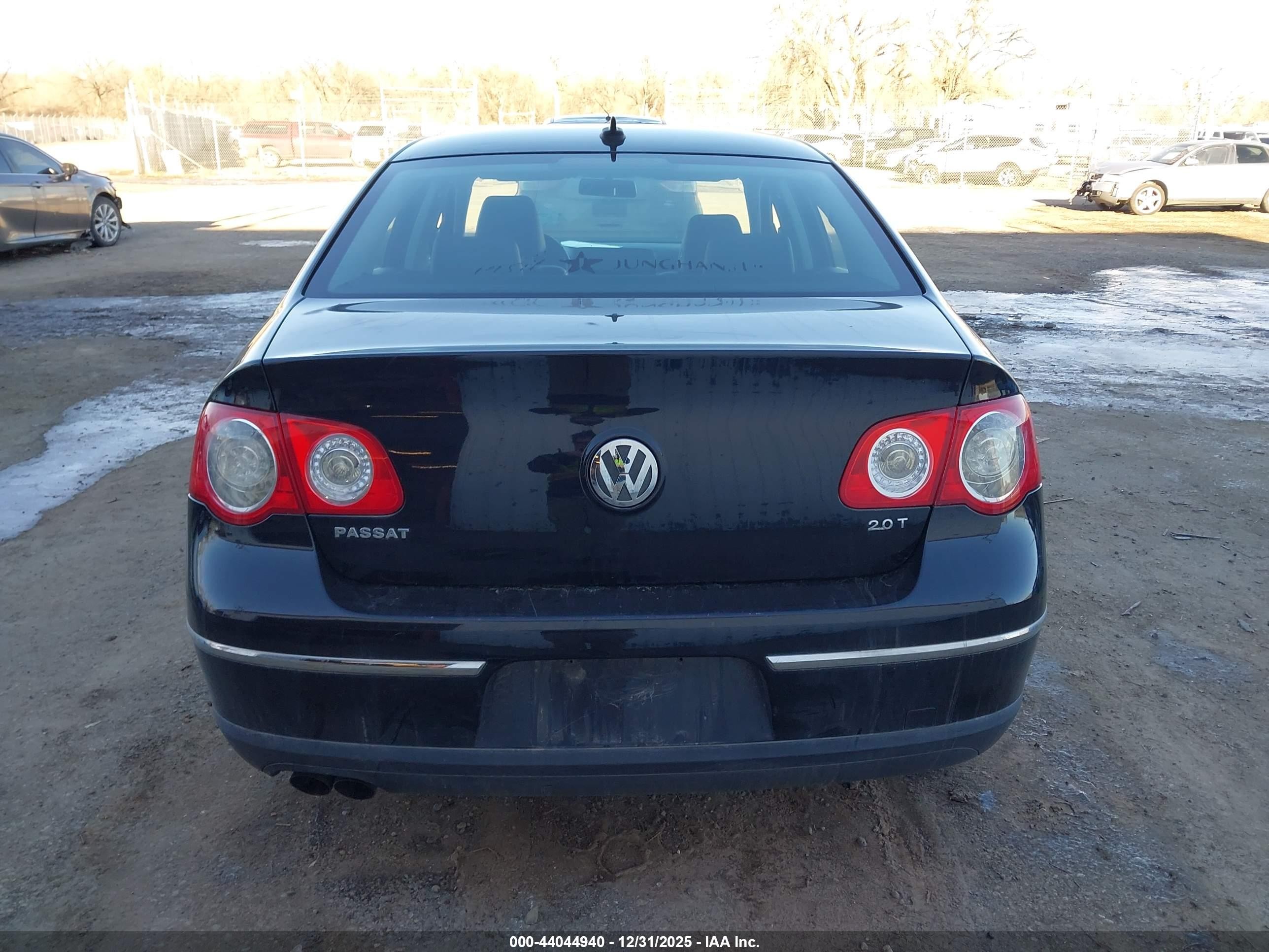 2010 Volkswagen Passat Komfort Черный vin: WVWJK7AN9AE097902