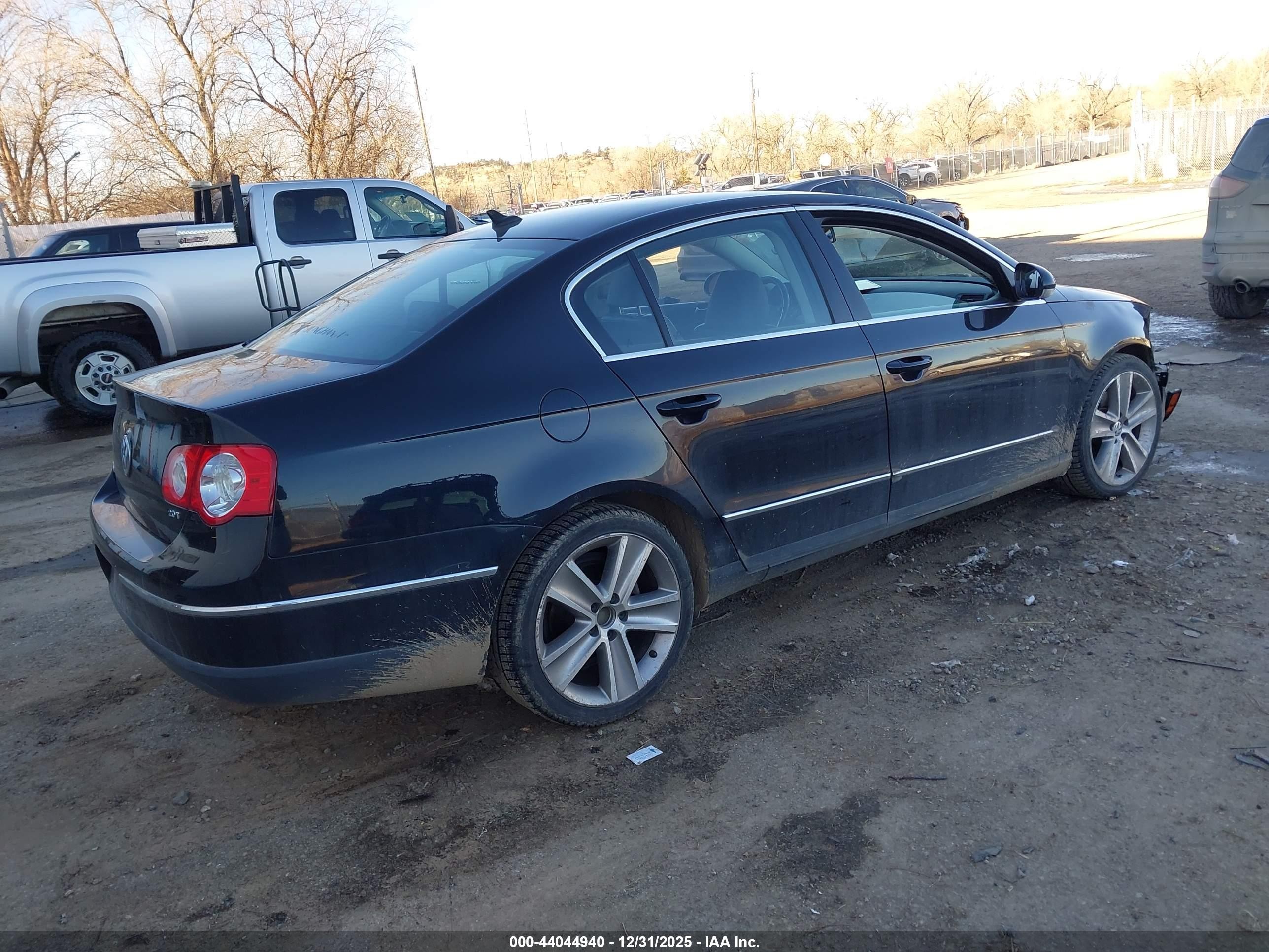 2010 Volkswagen Passat Komfort Черный vin: WVWJK7AN9AE097902