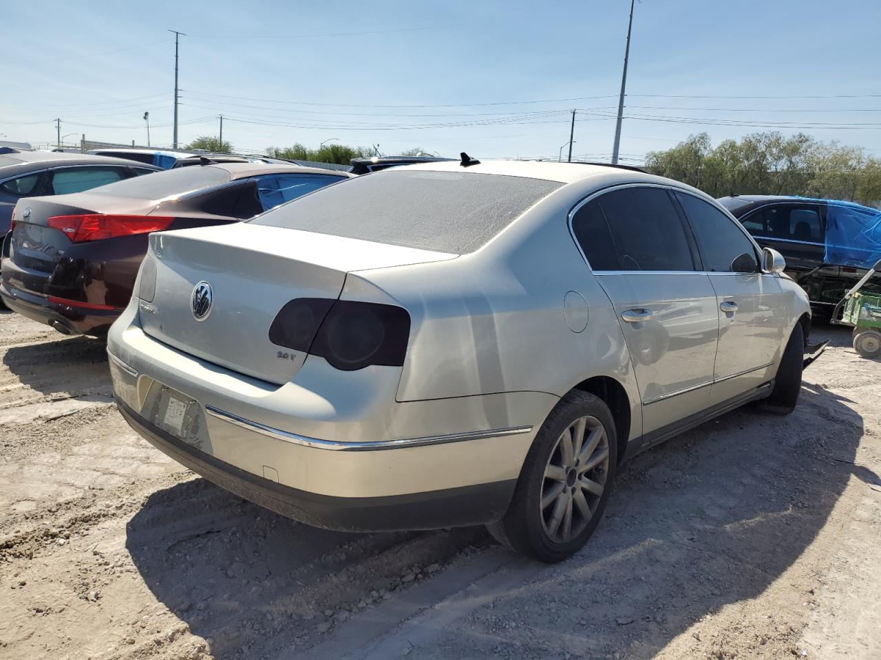 2010 Volkswagen Passat Komfort Серебряный vin: WVWJK7AN9AE131675