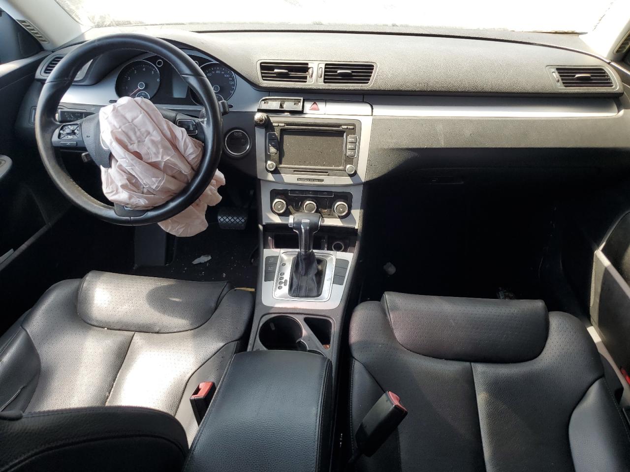 2010 Volkswagen Passat Komfort Серебряный vin: WVWJK7AN9AE131675