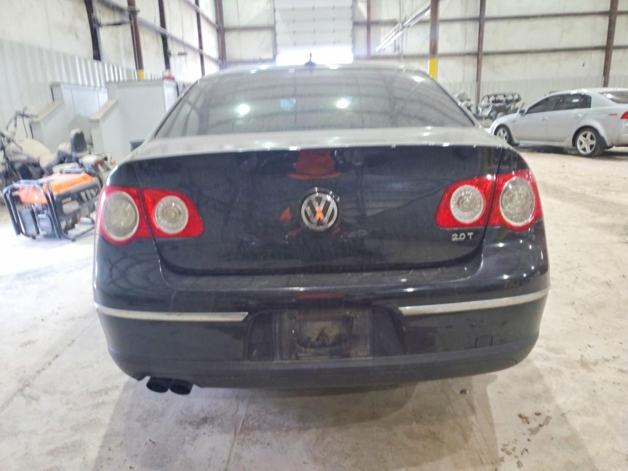 2010 Volkswagen Passat Komfort Black vin: WVWJK7ANXAE110995