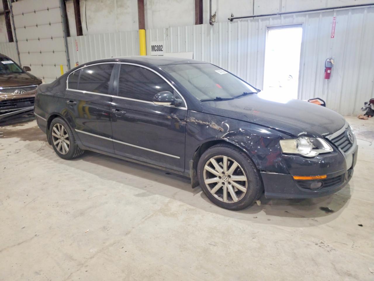 2010 Volkswagen Passat Komfort Black vin: WVWJK7ANXAE110995